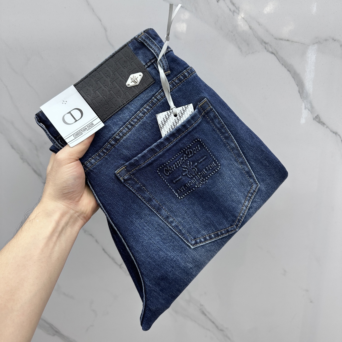 NO:547268,Dior*Dior High-end customization, the latest jeans in early autumn 2025 are released simultaneously on the counter. Original custom reproduction. Customer-supplied hardware and accessories. Original quality. Imported fixed-color denim fabric. Heavy industry washing. Fine workmanship and excellent upper body!  Selected single products, complete three standards, original AX single product, number 29-38 without 37,,dior,dior,jeans,alexander wang19860909Dior*迪奥 高端定制、2025早秋最新款牛仔裤 柜台同步发售 原版定制复刻 客供五金辅料 原单品质 进口固色牛仔面料 重工洗水 做工走线精细 上身绝佳！优选单品 三标齐全 AX原单出品 码数29-38无37,,dior,dior,jeans,alexander wang,Men's clothing