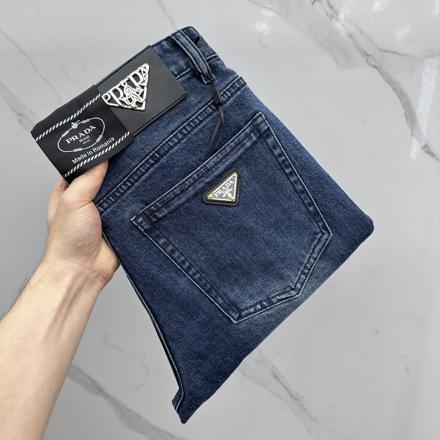 NO:547273,Prada High-end customization, 2025 early autumn latest jeans, simultaneous sales at the counter, original customized replicas, customer-supplied hardware accessories, original quality, imported solid-color denim fabrics, heavy washing, fine workmanship, and excellent upper body!  Preferred single product, complete with three standards, AX original product, code number 29-38, no 37, prada, prada, jeans, alexander wang19860909prada普拉达 高端定制、2025早秋最新款牛仔裤 柜台同步发售 原版定制复刻 客供五金辅料 原单品质 进口固色牛仔面料 重工洗水 做工走线精细 上身绝佳！优选单品 三标齐全 AX原单出品 码数29-38无37,,prada,prada,jeans,alexander wang,Men's clothing