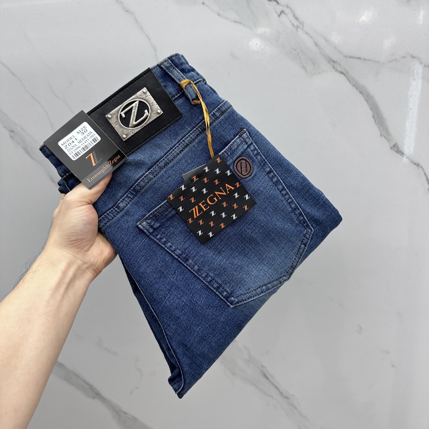 NO:547279,zegna Jenia high-end customization, the latest jeans in early autumn 2025 are released simultaneously on the counter. Original custom reproduction. Customer-supplied hardware and accessories. Original quality. Imported fixed-color denim fabric. Heavy industry washing. Fine workmanship and excellent upper body!  Selected single products, complete three standards, original AX single product, number 29-38 without 37, zegna, jeans, alexander wang19860909zegna杰尼亚 高端定制、2025早秋最新款牛仔裤 柜台同步发售 原版定制复刻 客供五金辅料 原单品质 进口固色牛仔面料 重工洗水 做工走线精细 上身绝佳！优选单品 三标齐全 AX原单出品 码数29-38无37,,zegna,jeans,alexander wang,Men's clothing