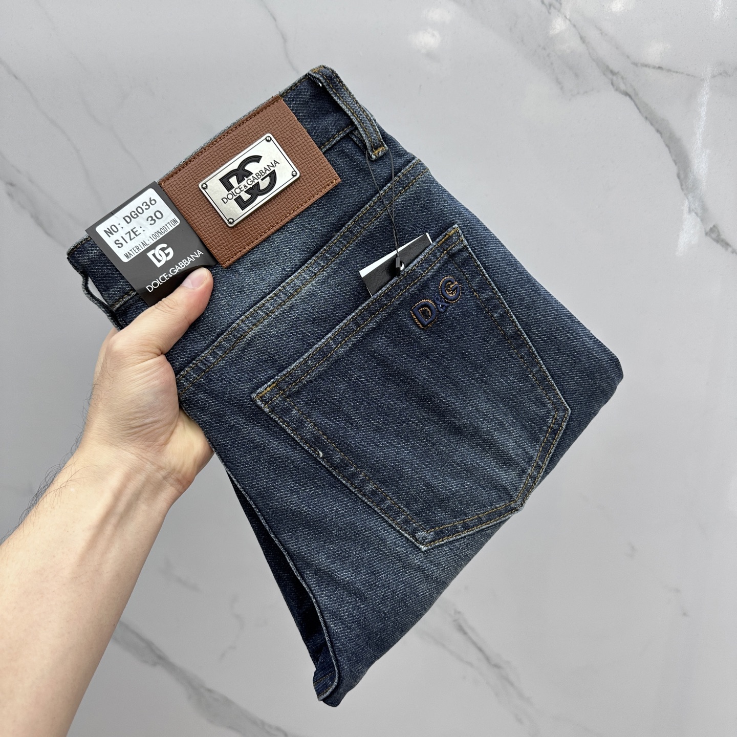 NO:547285,DG Dolce & Gabbana, high-end customization, the latest jeans in early autumn 2025, are released simultaneously on the counter, original custom reproduction, customer-supplied hardware and accessories, original quality, imported fixed-color denim fabric, heavy industry washing, fine workmanship and excellent upper body!  Selected single products, complete three standards, original AX single product, number 29-38 without 37, Dolce & Gabbana, jeans, alexander wang19860909DG杜嘉班纳 高端定制、2025早秋最新款牛仔裤 柜台同步发售 原版定制复刻 客供五金辅料 原单品质 进口固色牛仔面料 重工洗水 做工走线精细 上身绝佳！优选单品 三标齐全 AX原单出品 码数29-38无37,,Dolce&Gabbana,jeans,alexander wang,Men's clothing