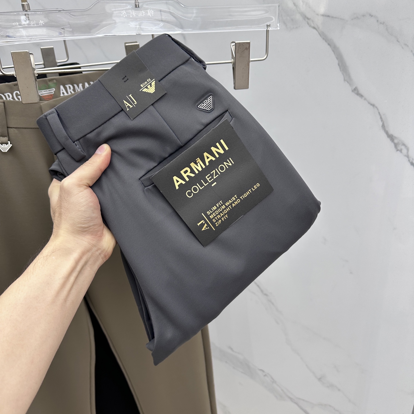 NO:563898,Amani's new 2025 early autumn casual trousers and trousers are on sale simultaneously on the official website. The trousers are designed with body craftsmanship, imported customer-supplied accessories and fabrics are customized, and factory products are exempted from inspection!  Every detail is done to the extreme, original hardware accessories, full of fashion, stylish and handsome upper body, a must-have item for fashionistas!  Original product from AX!  Code number 29-40, 35, no 37. 39,,armani,alexander wang19860909Amani阿玛尼 2025早秋新品休闲裤西裤,官网同步发售,裤身工艺设计,进口客供辅料、面料定制,代工厂出品免检！每个细节做到极致,原版五金配件,潮范十足、上身有型帅气,潮人必备单品！ AX原单出品！ 码数29-40有35无37. 39,,armani,alexander wang,Men's clothing