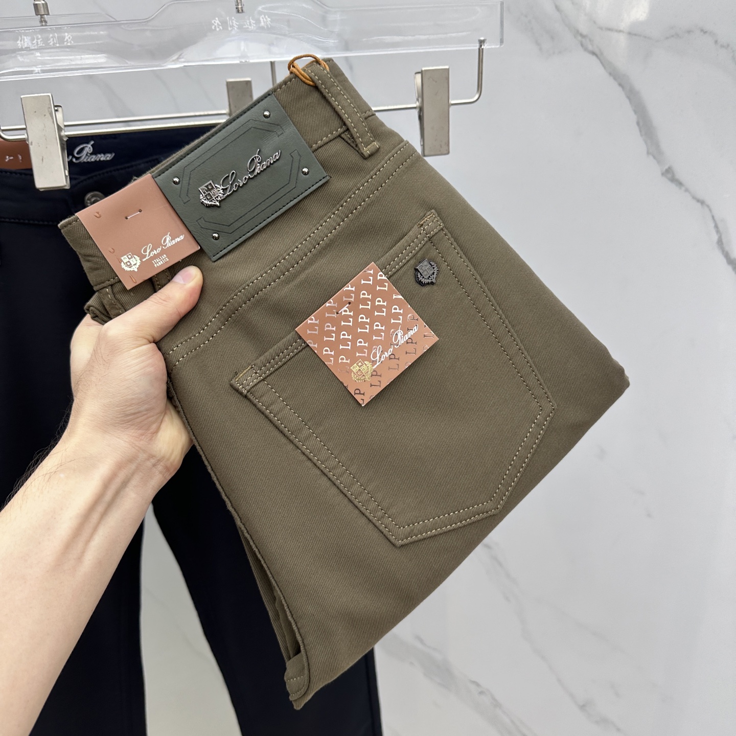 NO:563902,LP's new casual trousers and trousers for early autumn are on sale simultaneously on the official website. The trousers body is designed with craftsmanship, imported customer-supplied accessories and fabrics are customized, and factory-produced products are exempted from inspection!  Every detail is done to the extreme, original hardware accessories, full of fashion, stylish and handsome upper body, a must-have item for fashionistas!  Original product from AX!  Code number 29-40, 35, no 37. 39,,loro piana,alexander wang19860909LP 早秋新品休闲裤西裤,官网同步发售,裤身工艺设计,进口客供辅料、面料定制,代工厂出品免检！每个细节做到极致,原版五金配件,潮范十足、上身有型帅气,潮人必备单品！ AX原单出品！ 码数29-40有35无37. 39,,loro piana,alexander wang,Men's clothing