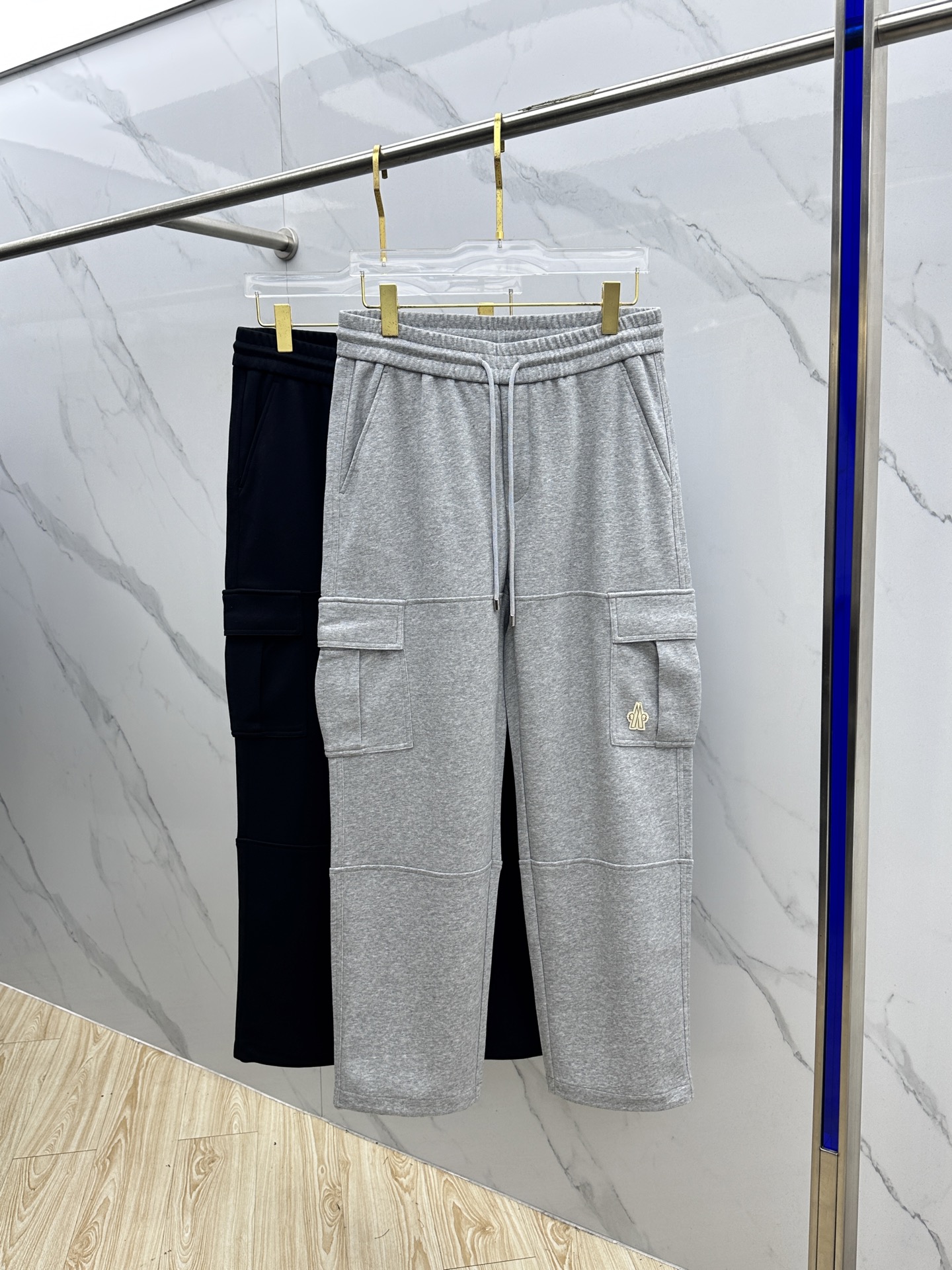 NO:547290,High-quality Moncler masking 2025 autumn and winter new casual pants thickened, three-dimensional positioning brand LOGO high-end version, customized high-tech fabric, plain-patterned waist, high breathability and comfort, delicate details and workmanship, brand elements design concept, reflecting high quality. It feels delicate and soft!  It is casually cut, with a flat mouth and slightly wider foot, and the upper body style is excellent!  Code number M-3XL, Moncler, alexander wang19860909高货Moncler蒙口 2025秋冬新款休闲裤加厚 立体定位品牌LOGO 高端版本,定制高级科技面料 平纹完美腰头 透气舒适度高,细节、做工细腻,品牌元素设计理念,体现高品质.手感细腻柔软！呈现休闲裁剪,平口收脚微阔,as上身版型超赞！ 码数M-3XL,,Moncler,alexander wang,Men's clothing