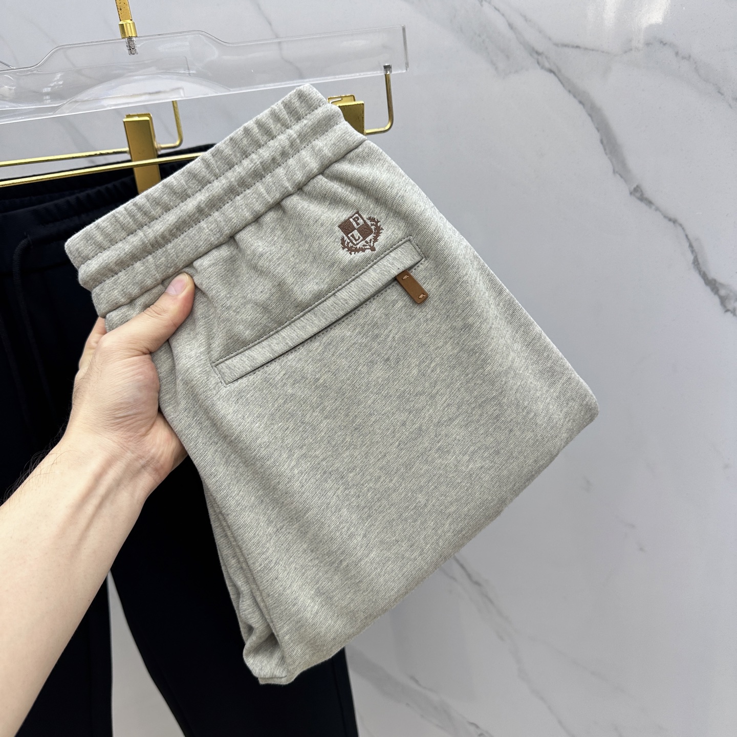 NO:547246,High-quality LP, new autumn and winter casual pants thickened, three-dimensional positioning brand LOGO, high-end version, customized high-tech fabric, plain-patterned waist, high breathability and comfort, delicate details and workmanship, brand elements design concept, reflecting high quality. The feel is delicate and soft!  It is casually cut, with a flat mouth and slightly wider foot, and the upper body style is excellent!  Code number M-3XL, loro piana, alexander wang19860909高货LP 秋冬新款休闲裤加厚 立体定位品牌LOGO 高端版本,定制高级科技面料 平纹完美腰头 透气舒适度高,细节、做工细腻,品牌元素设计理念,体现高品质.手感细腻柔软！呈现休闲裁剪,平口收脚微阔,as上身版型超赞！ 码数M-3XL,,loro piana,alexander wang,Men's clothing