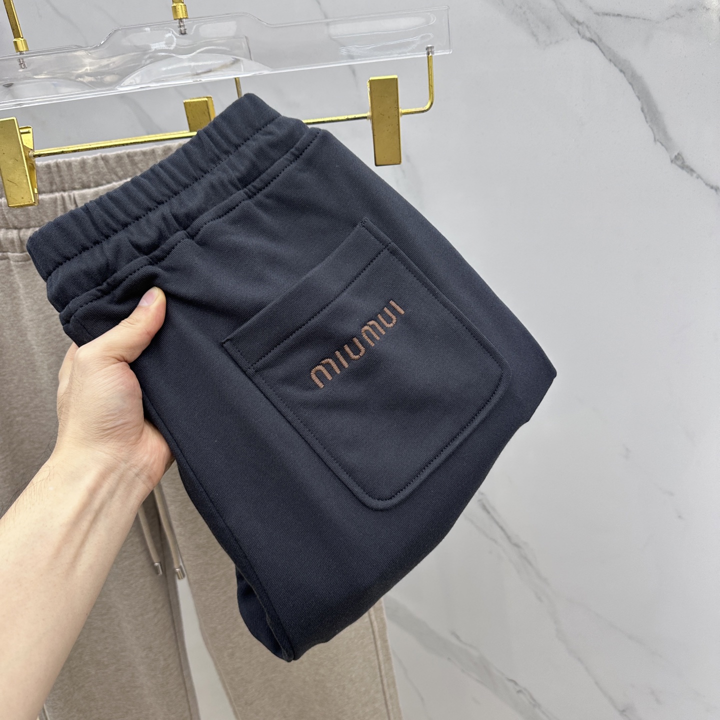 NO:547251,High-quality Miumiu 2025 autumn and winter new casual pants thickened, three-dimensional positioning brand LOGO high-end version, customized high-tech fabric, plain-patterned waist, high breathability and comfort, delicate details and workmanship, brand elements design concept, reflecting high quality. It feels delicate and soft!  It is casually cut, with a flat mouth and slightly wider foot, and the upper body style is excellent!  Code number M-3XL, miumiu, alexander wang19860909高货miumiu缪缪 2025秋冬新款休闲裤加厚 立体定位品牌LOGO 高端版本,定制高级科技面料 平纹完美腰头 透气舒适度高,细节、做工细腻,品牌元素设计理念,体现高品质.手感细腻柔软！呈现休闲裁剪,平口收脚微阔,as上身版型超赞！ 码数M-3XL,,miumiu,alexander wang,Men's clothing