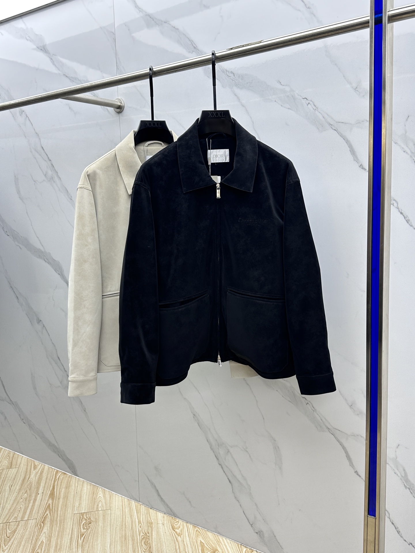 NO:563907,Dior Dior 25FW autumn and winter new environmentally friendly suede lapel, men's classic embossed logo fashion zipper!  Trading company channels are rare and available on the official website simultaneously!  D's new offering for autumn and winter stands out with its unique charm and becomes the focus of everyone's attention!  It is not only a piece of clothing, but also a reflection of a life attitude, allowing you to always be at the forefront of fashion!  This customer supplies imported environmentally friendly suede material. When you touch it gently with your hand, the soft touch instantly spreads to your fingertips, as if you are touching clouds, and a sense of luxury arises spontaneously!  The design of full jacquard lining is even more eye-catching. The jacquard pattern is exquisite and unique, and every detail shows the designer's ingenuity!  Not only does it give people a beautiful visual enjoyment, but more importantly, it provides superior breathability and comfort!  The classic embossed logo on the chest is low-key yet luxurious, revealing a noble temperament inadvertently!  Customized brand-engraved zippers and buttons are provided for customers. The zippers are extremely smooth and there is no lag when pulling, just like a smart ribbon shuttle!  The buttons are exquisite and small, and the engravings on them are clear and profound, highlighting the brand's quality and craftsmanship!  Although these small accessories may seem inconspicuous, they add a lot of points to the whole piece, making it perfect in every detail!  The overall design adopts the classic lapel version. This version has gone through the baptism of time and has always been a classic in the fashion industry. It can not only show the wearer's ability and neatness, but also maintain an elegance and calmness!  Whether it is to show a professional image in business situations or show off your personality in leisure time, it can easily do the job!  se Color khaki, black Size S-XXL Size reference; Size S shoulder width 53 bust 118 length 65 sleeve length 59cm M size shoulder width 54 bust 122 length 67 sleeve length 60cm L size shoulder width 55 bust 126 length 69 sleeve length 61cm XL size shoulder width 56 bust length 71 sleeve length 62cm  XXL size, shoulder width 57cm, bust 134cm, length 73cm, sleeve length 63cm, recommended size (standard version), height 174-140kg, try on size M which is suitable!  Boys weighing less than 135 pounds should choose S size, 135-148 pounds should choose M size, 148-162 pounds should choose L size, 162-176 pounds should choose XL size, and 176-190 pounds should choose XXL size!  ,,dior,dior,dior,chamois leather,alexander wang19860909Dior迪奥 25FW秋冬新款环保麂皮绒翻领,男士经典压花标识时尚拉链！贸易公司渠道稀出,同步官网发售！D家秋冬季全新奉献,凭借其独特的魅力脱颖而出,成为众人瞩目的焦点！它不仅仅是一件,更是一种生活态度的体现,让你在时尚的道路上,始终走在前列！ 该客供进口环保麂皮绒料,当你用手轻轻触摸上去,那柔软的触感瞬间传遍指尖,仿佛触摸到了云朵一般,高级感油然而生！全提花内衬的设计更是让人眼前一亮,提花的图案精致而独特,每一处细节都彰显着设计师的匠心独运！不仅在视觉上给人一种美的享受,更重要的是它提供了更加优越的透气舒适性！胸前经典压花标识,它低调而不失奢华感,在不经意间流露出一种高贵的气质！ 客供定制品牌刻印拉链及纽扣,拉链顺滑无比,拉动时没有丝毫的卡顿感,就像一条灵动的丝带在穿梭！纽扣则精致小巧,上面的刻印清晰而深刻,彰显着品牌的品质和工艺！这些小小的辅料虽然看似不起眼,但却为整件增添了不少分数,让它在细节之处也尽显完美！整体采用经典翻领版型,这种版型历经岁月的洗礼,始终是时尚界的经典之作,它既能展现出穿着者的干练与利落,又不失一份优雅与从容！无论是在商务场合中展现专业形象,还是在休闲时光里彰显个性风采,它都能轻松胜任！se 颜色卡其色、黑色 尺码S-XXL 尺寸参考； S码肩宽53胸围118衣长65袖长59cm M码肩宽54胸围122衣长67袖长60cm L码肩宽55胸围126衣长69袖长61cm XL码肩宽56胸围衣长71袖长62cm XXL码肩宽57胸围134衣长73袖长63cm 尺码推荐（标准版型） 身高174-140斤,试穿M码合适！ 男生体重135斤以内选择S码,135-148斤选择M码,148-162斤选择L码,162-176斤选择XL码,176-190斤选择XXL码！,,dior,dior,dior,chamois leather,alexander wang,Men's clothing