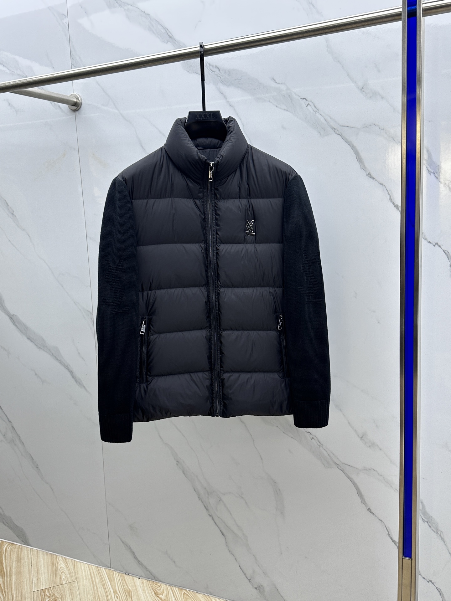 NO:547245,YSL Saint Laurent, a hot-selling new 2025 autumn and winter knitted down jacket, original custom hardware accessories are fully imported, original customization, welcome to compare, absolutely high-quality, top-grade 90 white duck down, super soft, fluffy and full, super heavy fabric with a perfect fit, pay attention to the super comfortable fabric, exclusive, non-market goods, same size, size number for men and women. hs, size number for men and women, XXXL,, saint laurent, saint laurent, down jacket, alexander wang19860909YSL圣罗兰 爆款独家爆款2025秋冬新款针织羽绒服 原版订制五金配件全进口原版定制 欢迎对比 绝对的高品质 采用顶级90白鸭绒 超柔软 充羽量蓬松饱满 超级重面料做工杠杠的版型完美 注意面料超舒服 独家款 非市场货 男女同款尺码码数.hs码数M一XXXL,,saint laurent,saint laurent,down jacket,alexander wang,Men's clothing