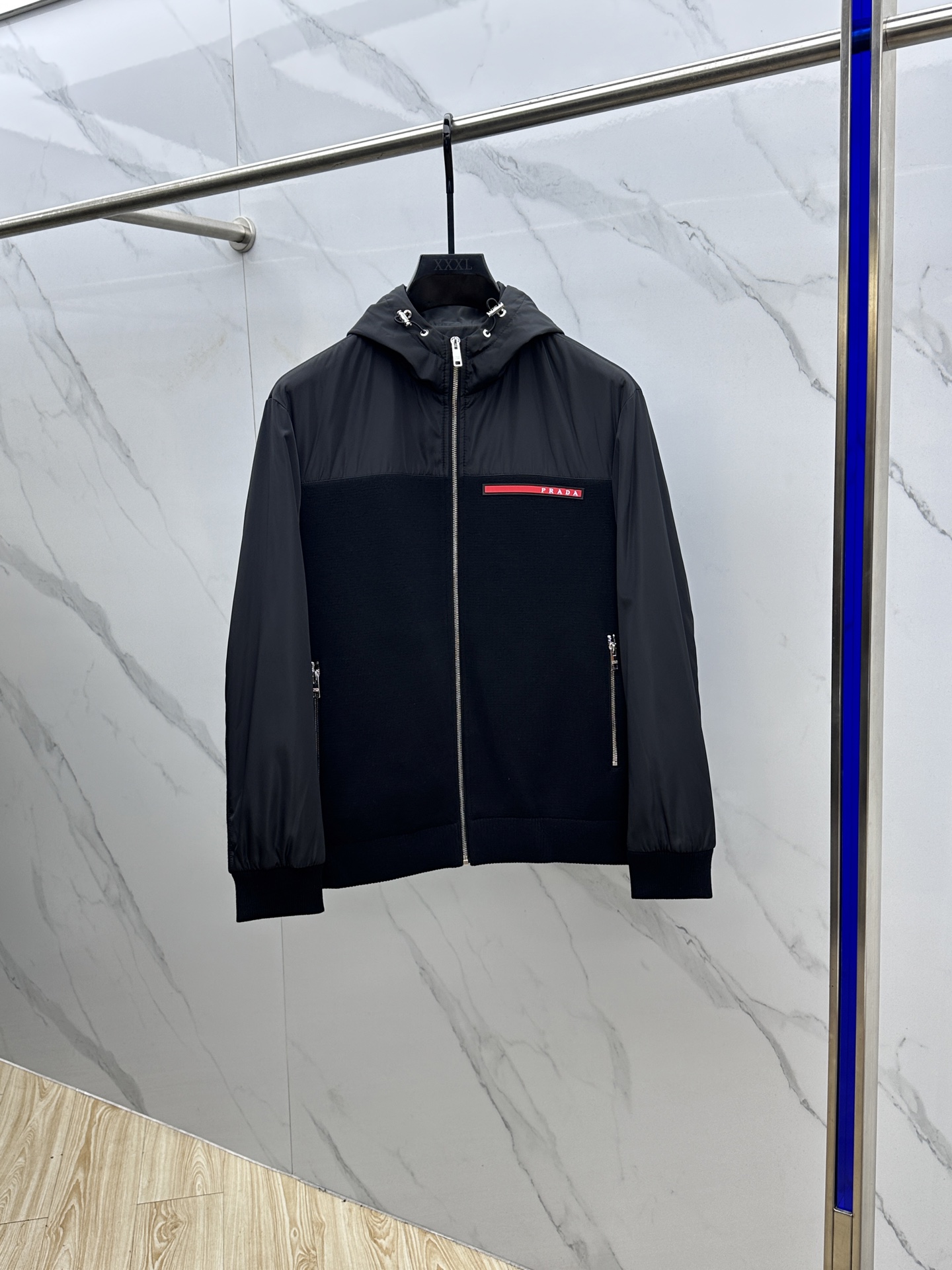 NO:547232,Prada 25FW latest fashionable autumn and winter hooded knitted jacket, a classic design and superb jacket, the quality is even more unscrupulous, and you can buy it directly, which is not to be mistaken for high-end products! Through the detailed pictures, you can feel its powerful aura, and the warm-concentration effect is significant, so you don’t have to worry about the chill at all! It is both fashionable and functional, and the whole style looks more luxurious and elegant! Hs size 48-56, prada, prada, jackets & coats, jackets & coats, hats, alexander wang19860909Prada普拉达 25FW最新时尚秋冬连帽针织夹克,经典设计感与颜值爆棚的外套,品质更是无法挑剔品控可以直接入手,不容过错的高端臻品！通过细节图片便可感受到它强悍的气场,聚温保暖效果显著,完全不用担心会有一点寒意！时尚与功能性兼备,整款显得更加的奢华大气！Hs 尺码48-56,,prada,prada,jackets & coats,jackets & coats,hats,alexander wang,Men's clothing