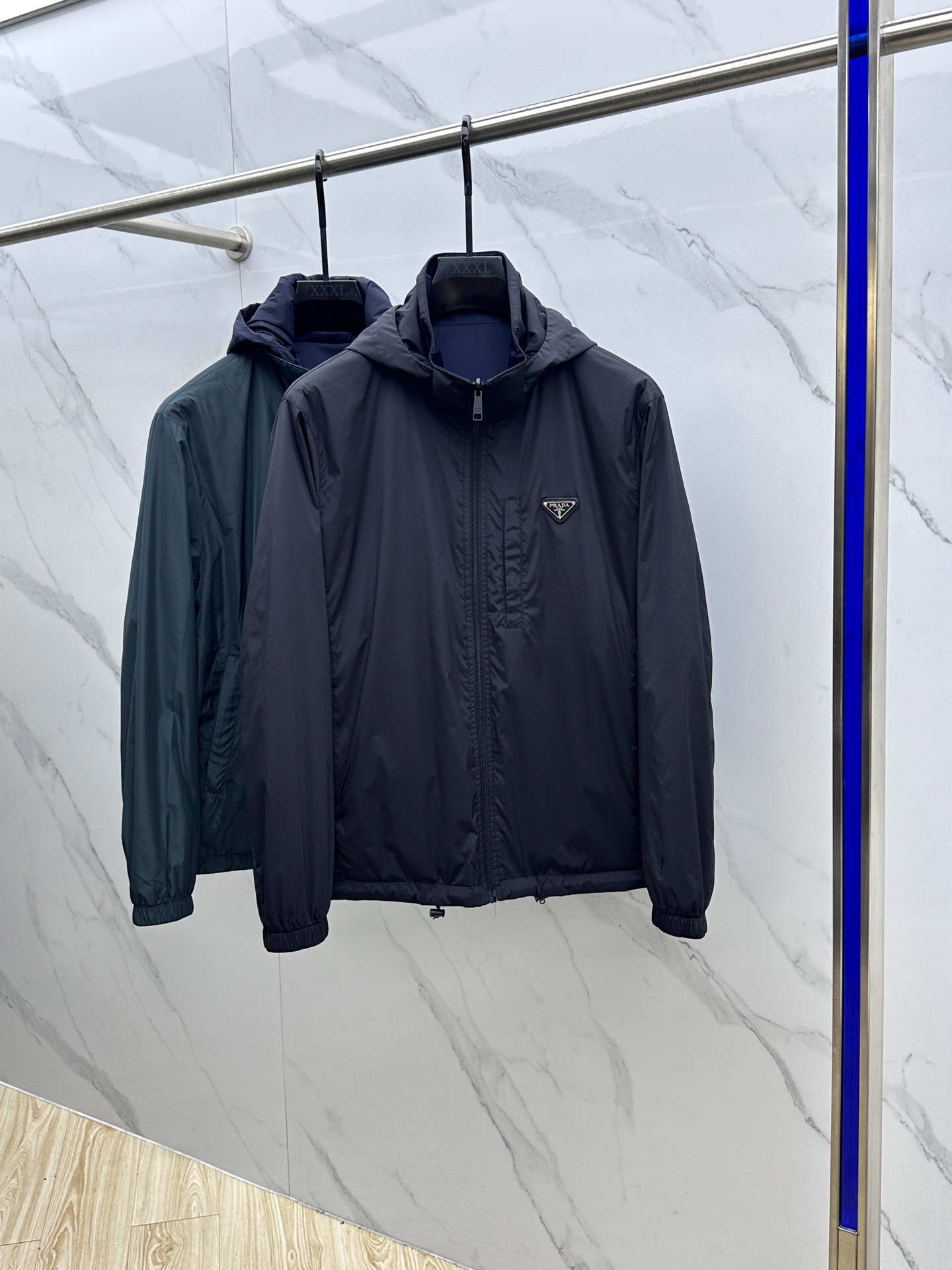 NO:547240,Prada 2025ss autumn and winter new P home stand-up collar hooded (hat can be removable) double-sided thin cotton jacket. A jacket with a classic design and great appearance, the quality is even more unscrupulous. You can buy it directly, which is not to be mistaken for high-end products! Through the detailed pictures, you can feel its powerful aura, and the warm-concentration effect is significant, so you don’t have to worry about the chill at all! It is both fashionable and functional, and the whole style looks more luxurious and elegant! hs size 48-56, prada, prada, jackets & coats, hats, alexander wang19860909Prada普拉达 2025ss秋冬新款P家立领连帽（帽子可拆卸）双面夹薄棉外套.经典设计感与颜值爆棚的外套,品质更是无法挑剔品控可以直接入手,不容过错的高端臻品！通过细节图片便可感受到它强悍的气场,聚温保暖效果显著,完全不用担心会有一点寒意！时尚与功能性兼备,整款显得更加的奢华大气！hs 尺码48-56,,prada,prada,jackets & coats,hats,alexander wang,Men's clothing