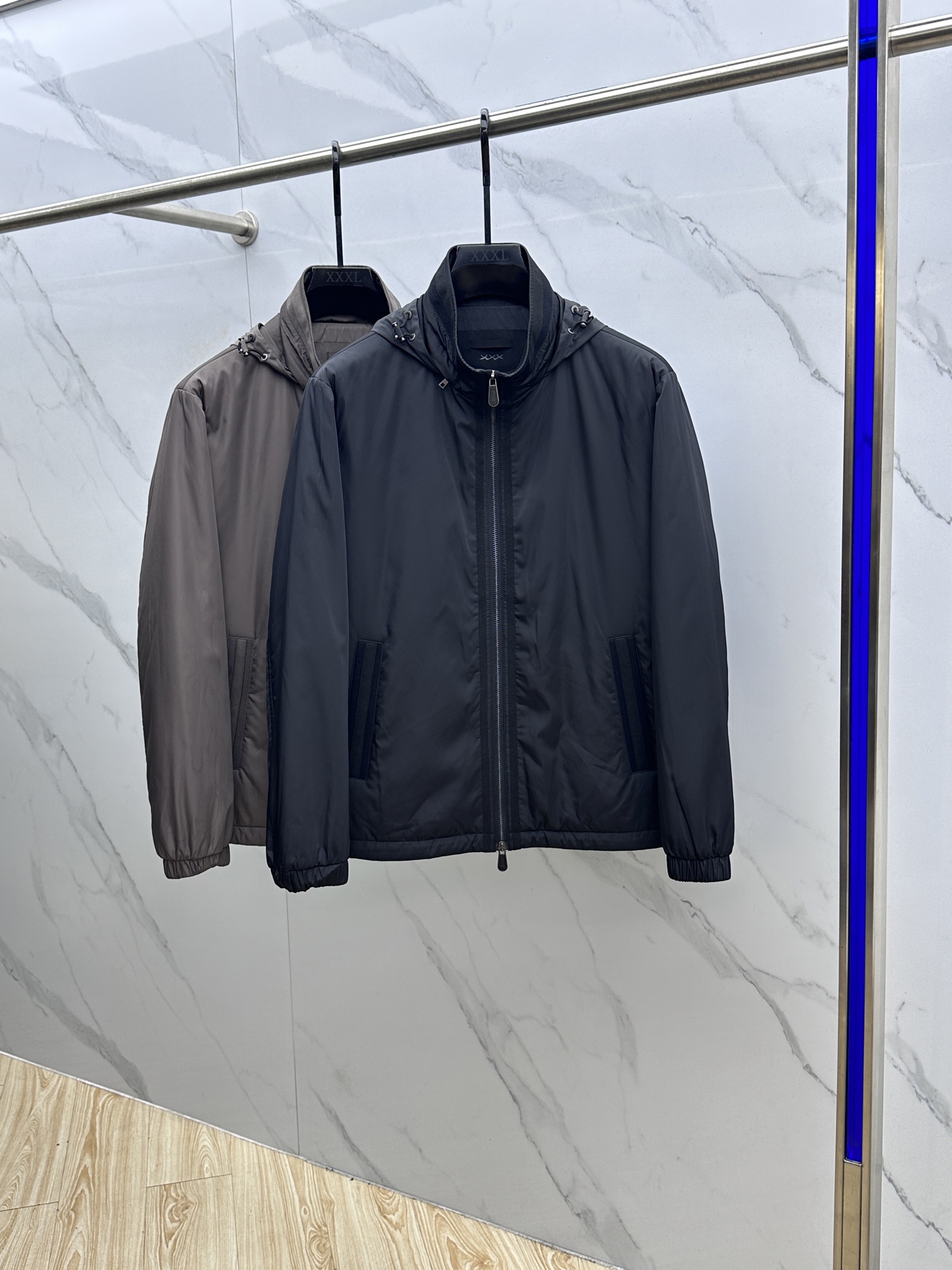 NO:547236,ZEGNA 2025ss autumn and winter new Z home stand-up collar hooded (hat can be stored) thin cotton jacket. A jacket with a classic design and great appearance, the quality is even more unscrupulous. You can buy it directly, which is not to be mistaken for high-end products! Through the detailed pictures, you can feel its powerful aura, and the warm-concentration effect is significant, so you don’t have to worry about the chill at all! It is both fashionable and functional, and the whole style looks more luxurious and elegant! hs size 48-56, zegna, jackets & coats,hats,alexander wang19860909ZEGNA杰尼亚 2025ss秋冬新款Z家立领连帽（帽子可收纳）夹薄棉外套.经典设计感与颜值爆棚的外套,品质更是无法挑剔品控可以直接入手,不容过错的高端臻品！通过细节图片便可感受到它强悍的气场,聚温保暖效果显著,完全不用担心会有一点寒意！时尚与功能性兼备,整款显得更加的奢华大气！hs 尺码48-56,,zegna,jackets & coats,hats,alexander wang,Men's clothing