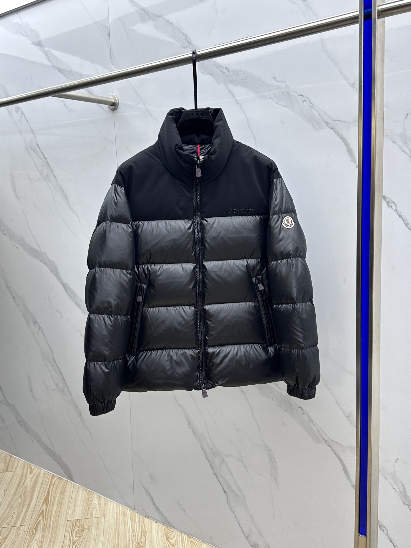 NO:598912,Moncler down jacket 2025 latest fashion designer down jacket. Every detail shows craftsmanship and enough advanced structural tailoring design changes to show men's diverse image changes. It is slim and neat, and tailored to meet the popular multi-layered outfits. Lifestyle versatile style hs size 48-56, Moncler, jackets & coats, down jacket, alexander wang19860909Moncler蒙口 羽绒服2025最新款时尚设计师款羽绒外套.处处细节显工艺足够的高级结构性剪裁的设计改变来展现男士多样的形象变化,修身利落、剪裁合体,满足时下正流行的多层次穿搭,生活百搭款式hs 码数48-56,,Moncler,jackets & coats,down jacket,alexander wang,Men's clothing
