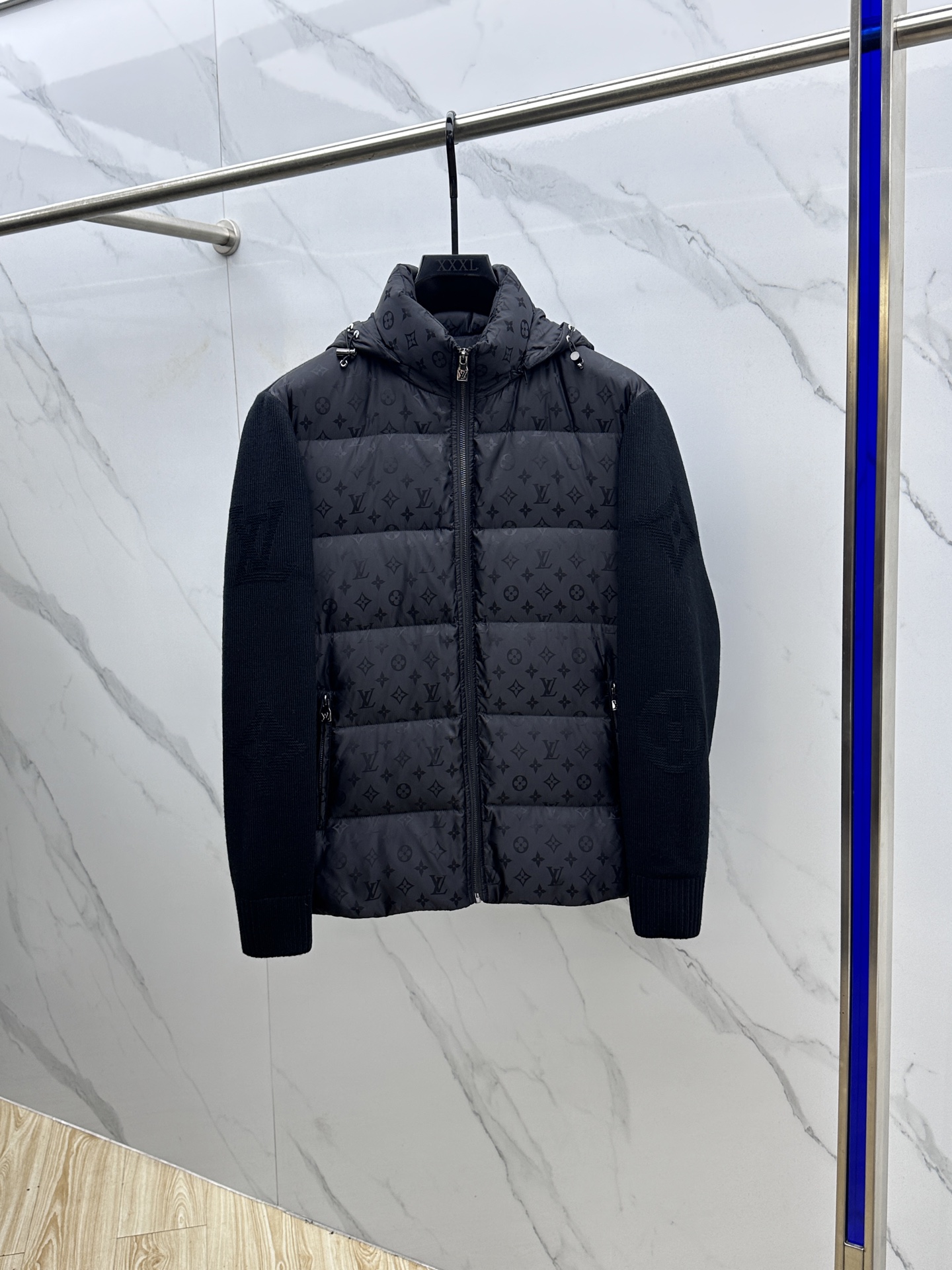 NO:598916,Down jacket LV Louis Vuitton 2025ss autumn and winter latest fashion hooded (hood detachable) down jacket. Fashionable and avant-garde knitted stitching, classic design and stunning appearance. The quality is impeccable. Quality control can be purchased directly. It is a high-end product that cannot be missed! You can feel its powerful aura through the detailed pictures. It has a remarkable effect of gathering heat and keeping warm, so you don’t have to worry about getting a little chilly! Both fashionable and functional, the whole style looks more luxurious! hs size M-3XL next day,,louis vuitton,louis vuitton,jackets & coats,down jacket,hats,alexander wang19860909羽绒服LV路易威登 2025ss秋冬最新时尚秋冬连帽（帽子可拆）羽绒服. 针织拼接时尚前卫 经典设计感与颜值爆棚的外套,品质更是无法挑剔品控可以直接入手,不容过错的高端臻品！通过细节图片便可感受到它强悍的气场,聚温保暖效果显著,完全不用担心会有一点寒意！时尚与功能性兼备,整款显得更加的奢华大气！hs 尺码M-3XL 隔天,,louis vuitton,louis vuitton,jackets & coats,down jacket,hats,alexander wang,Men's clothing