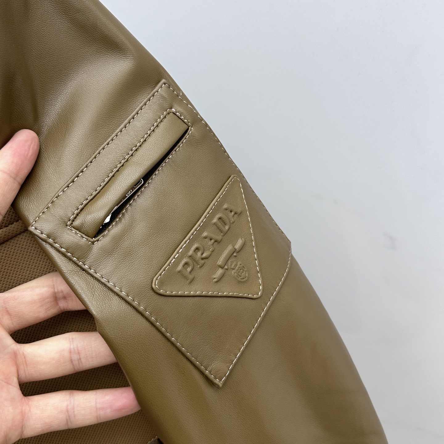 。 🆕Prada普拉达、2025。家立领款自带复古时尚情怀的一款吸睛时尚单品时尚拼皮休闲夹克，休闲中流露