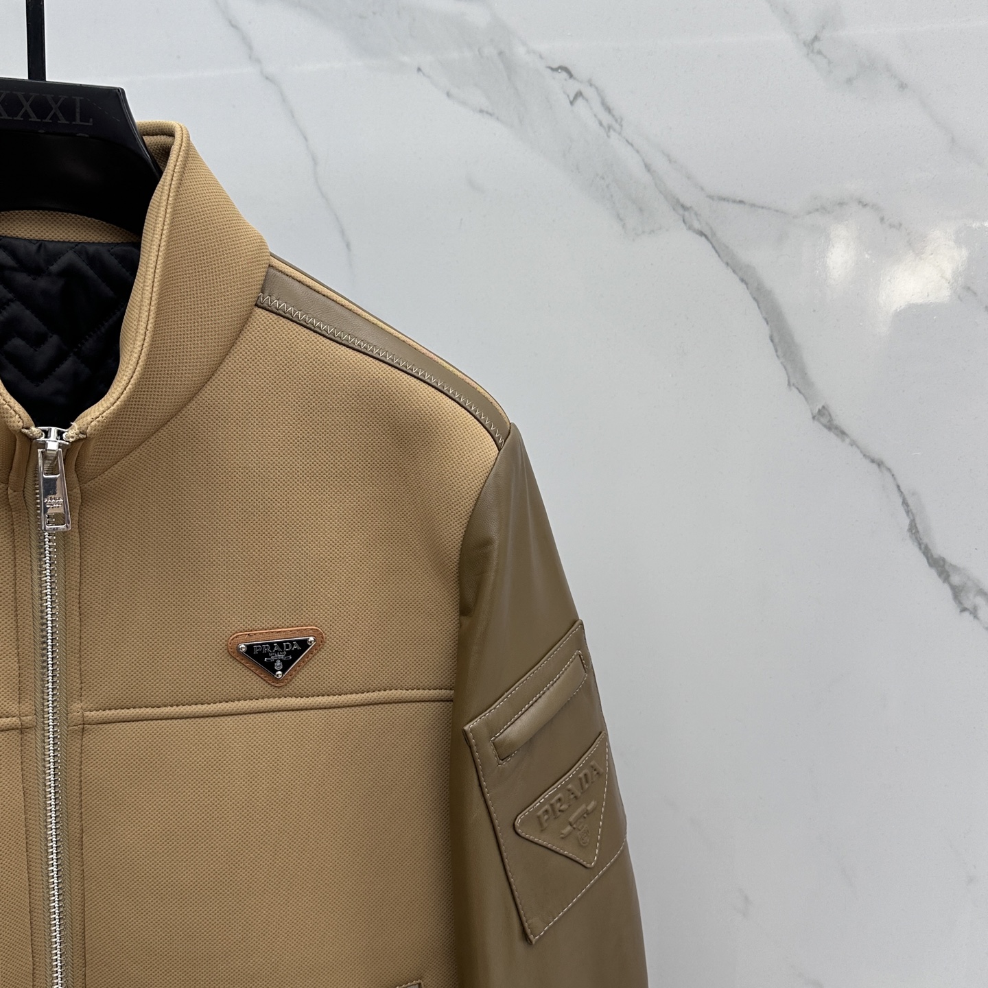 。 🆕Prada普拉达、2025。家立领款自带复古时尚情怀的一款吸睛时尚单品时尚拼皮休闲夹克，休闲中流露