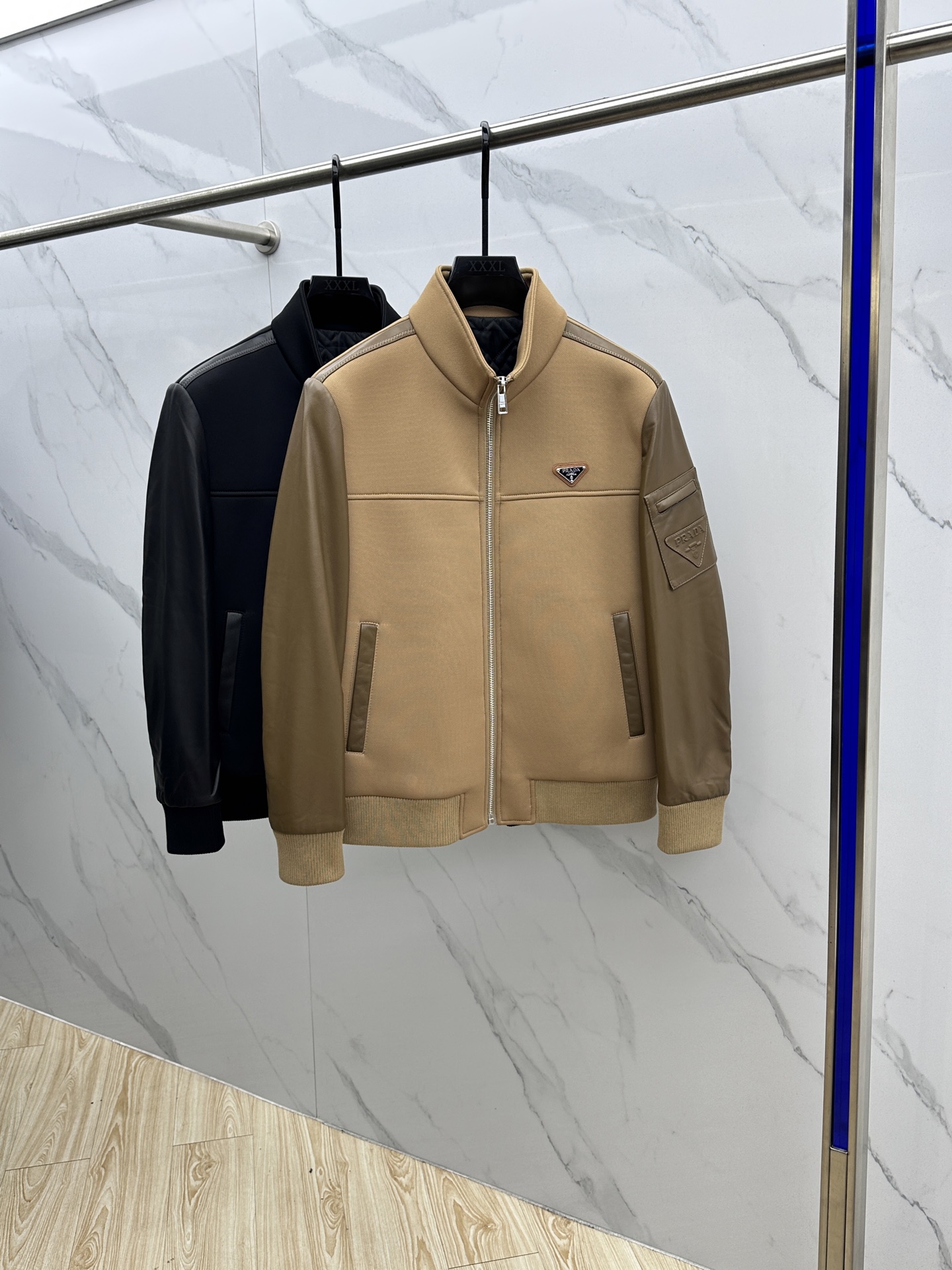 。 🆕Prada普拉达、2025。家立领款自带复古时尚情怀的一款吸睛时尚单品时尚拼皮休闲夹克，休闲中流露
