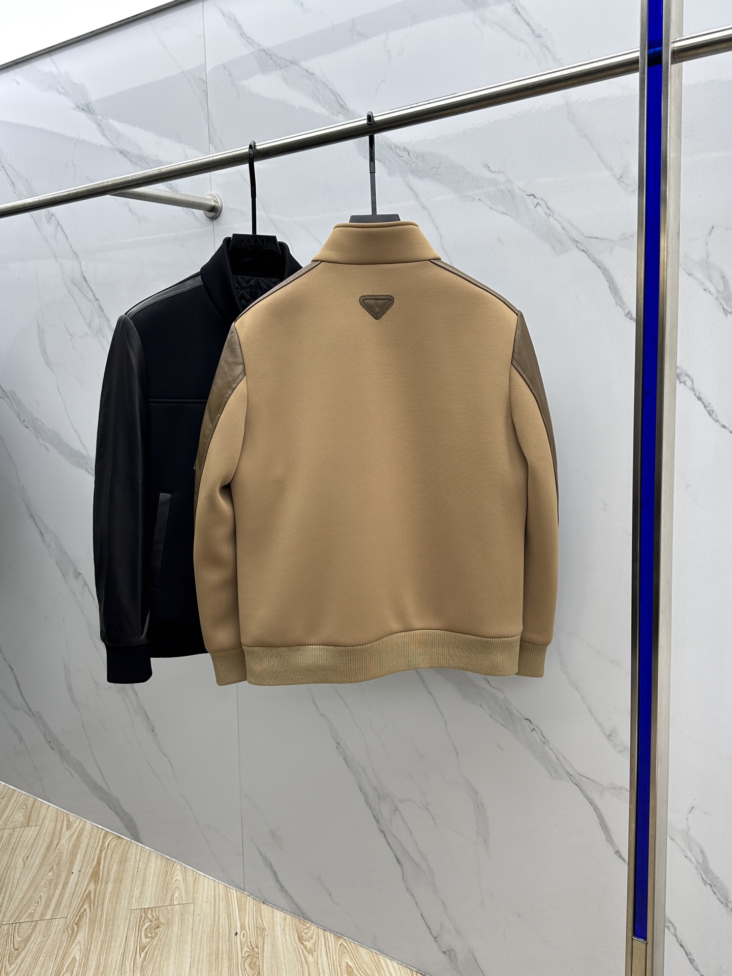 。 🆕Prada普拉达、2025。家立领款自带复古时尚情怀的一款吸睛时尚单品时尚拼皮休闲夹克，休闲中流露