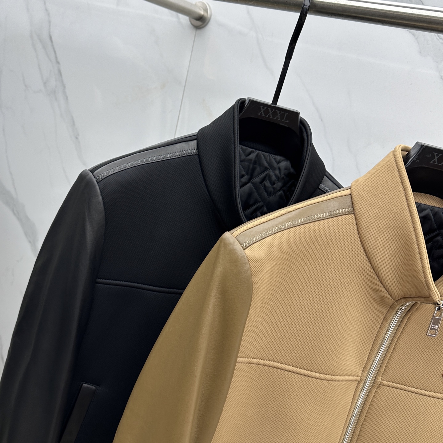 。 🆕Prada普拉达、2025。家立领款自带复古时尚情怀的一款吸睛时尚单品时尚拼皮休闲夹克，休闲中流露