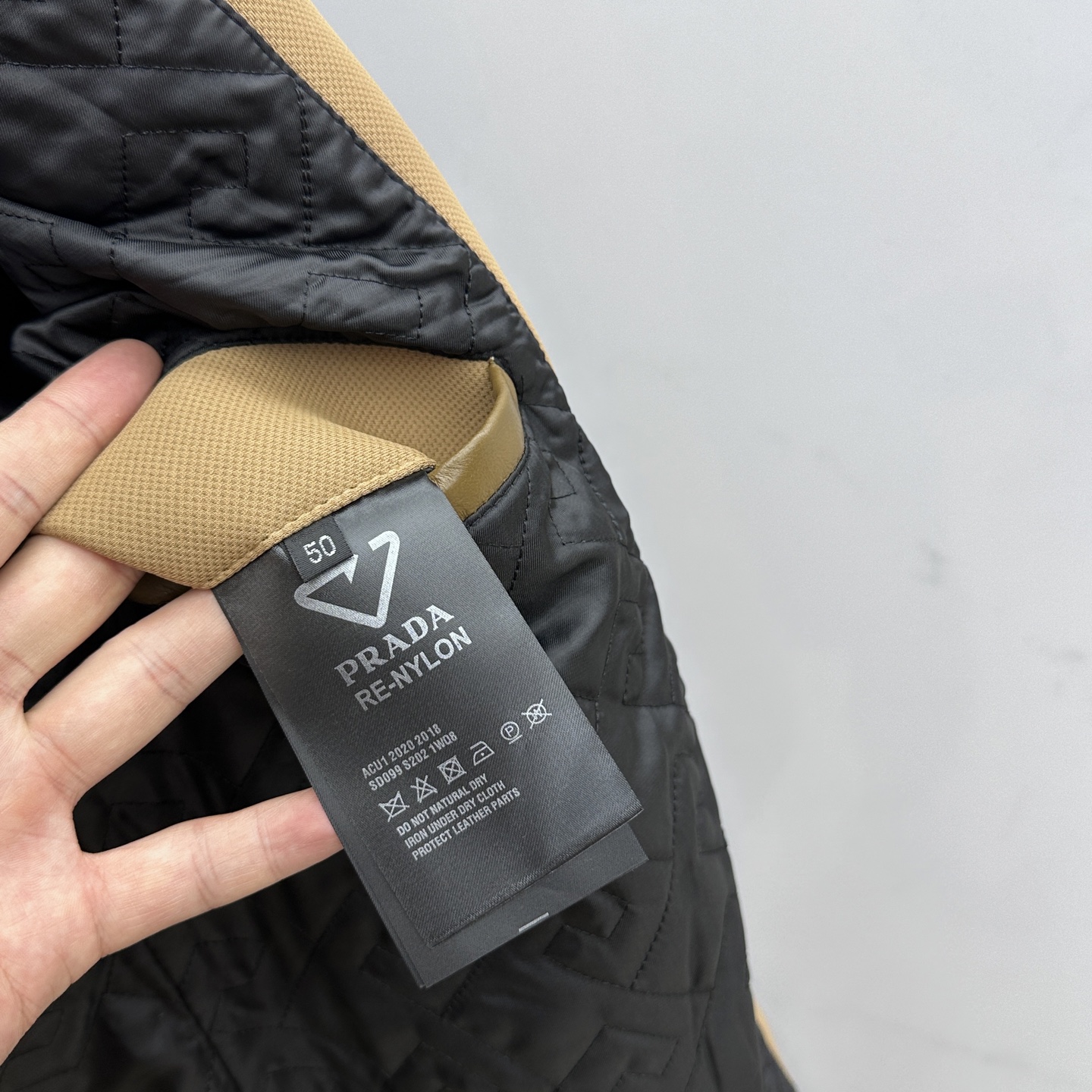 。 🆕Prada普拉达、2025。家立领款自带复古时尚情怀的一款吸睛时尚单品时尚拼皮休闲夹克，休闲中流露