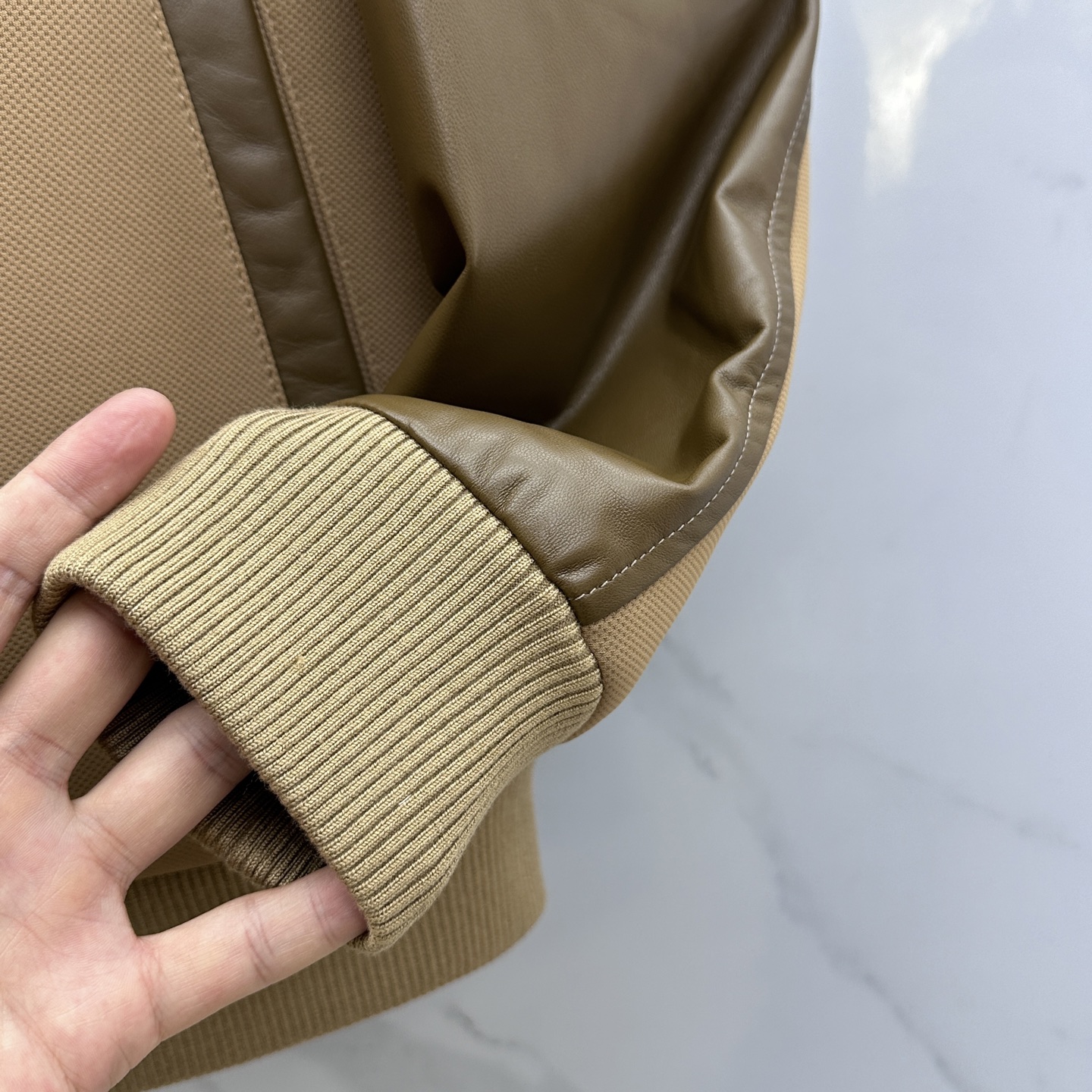 。 🆕Prada普拉达、2025。家立领款自带复古时尚情怀的一款吸睛时尚单品时尚拼皮休闲夹克，休闲中流露