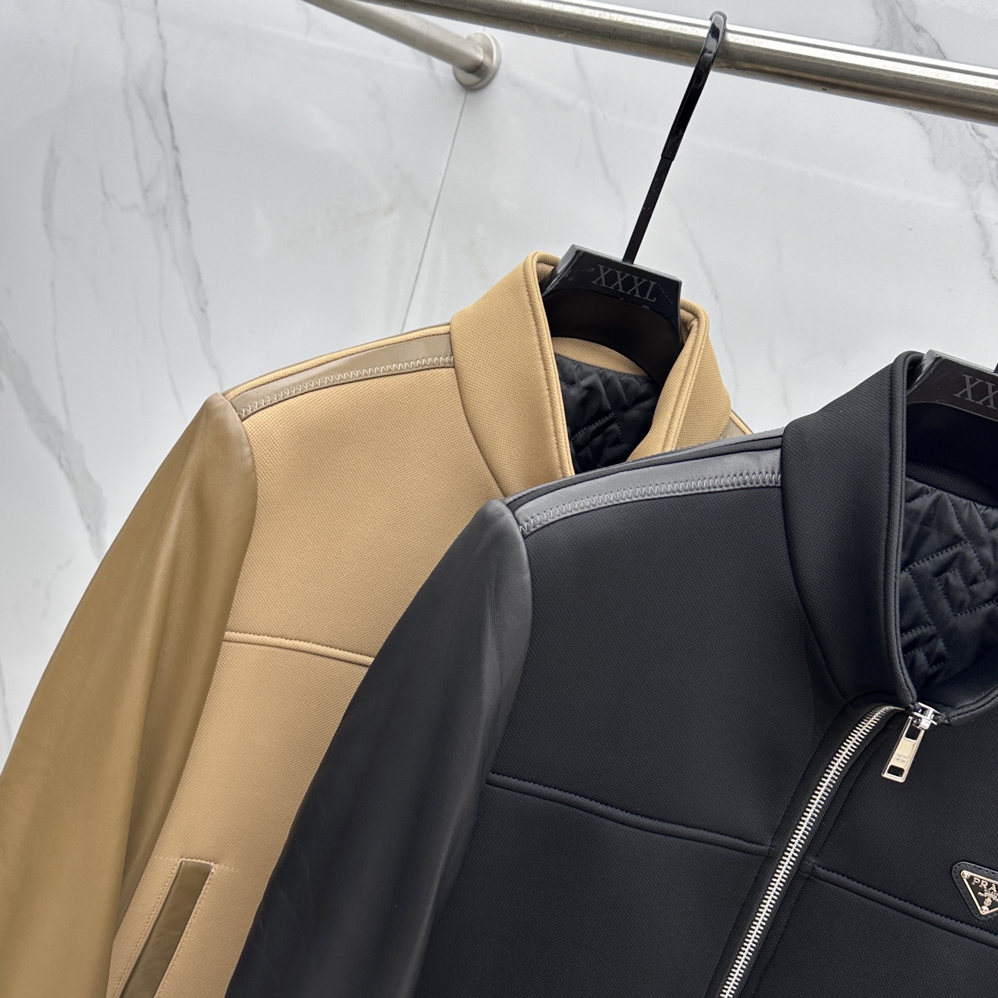 。 🆕Prada普拉达、2025。家立领款自带复古时尚情怀的一款吸睛时尚单品时尚拼皮休闲夹克，休闲中流露