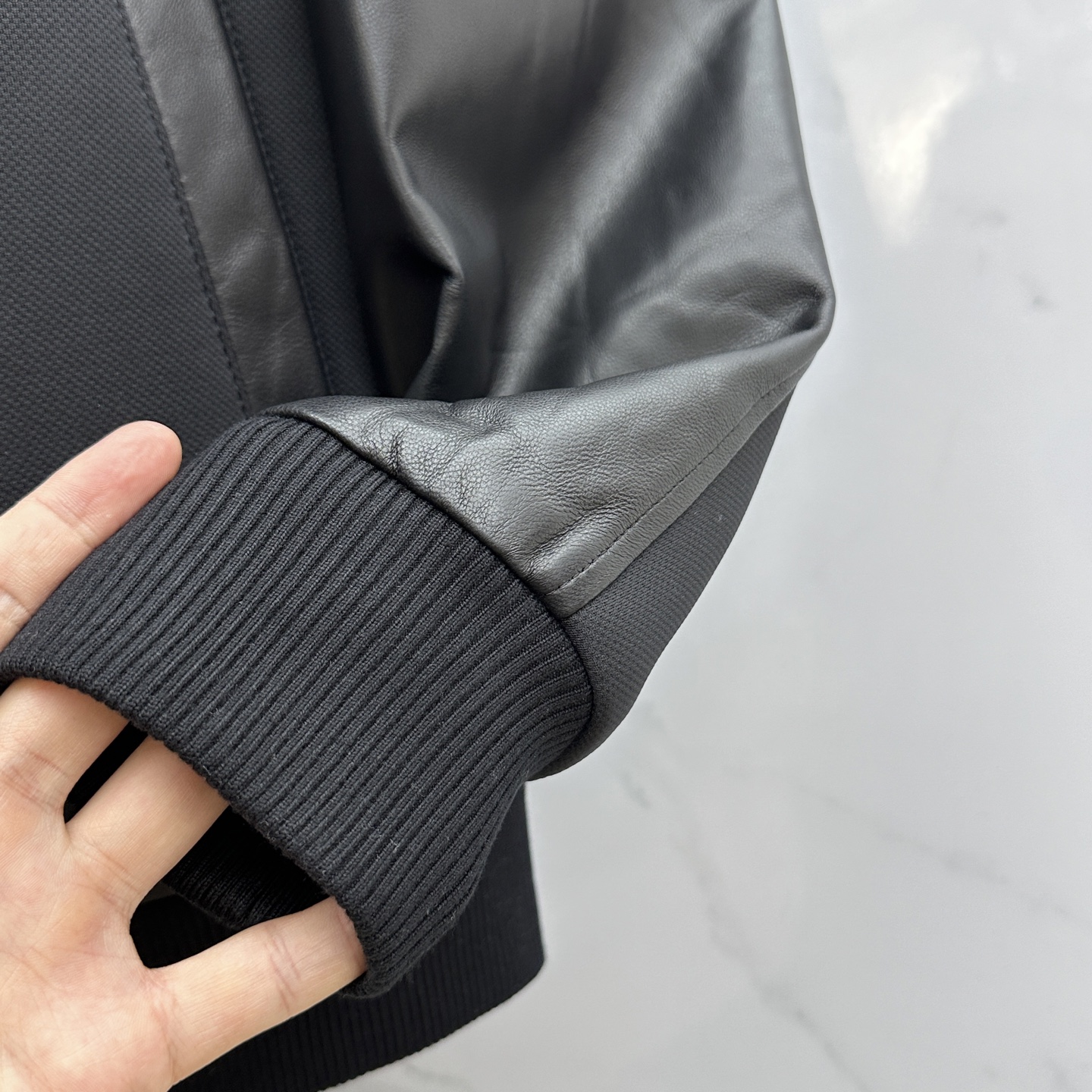 。 🆕Prada普拉达、2025。家立领款自带复古时尚情怀的一款吸睛时尚单品时尚拼皮休闲夹克，休闲中流露