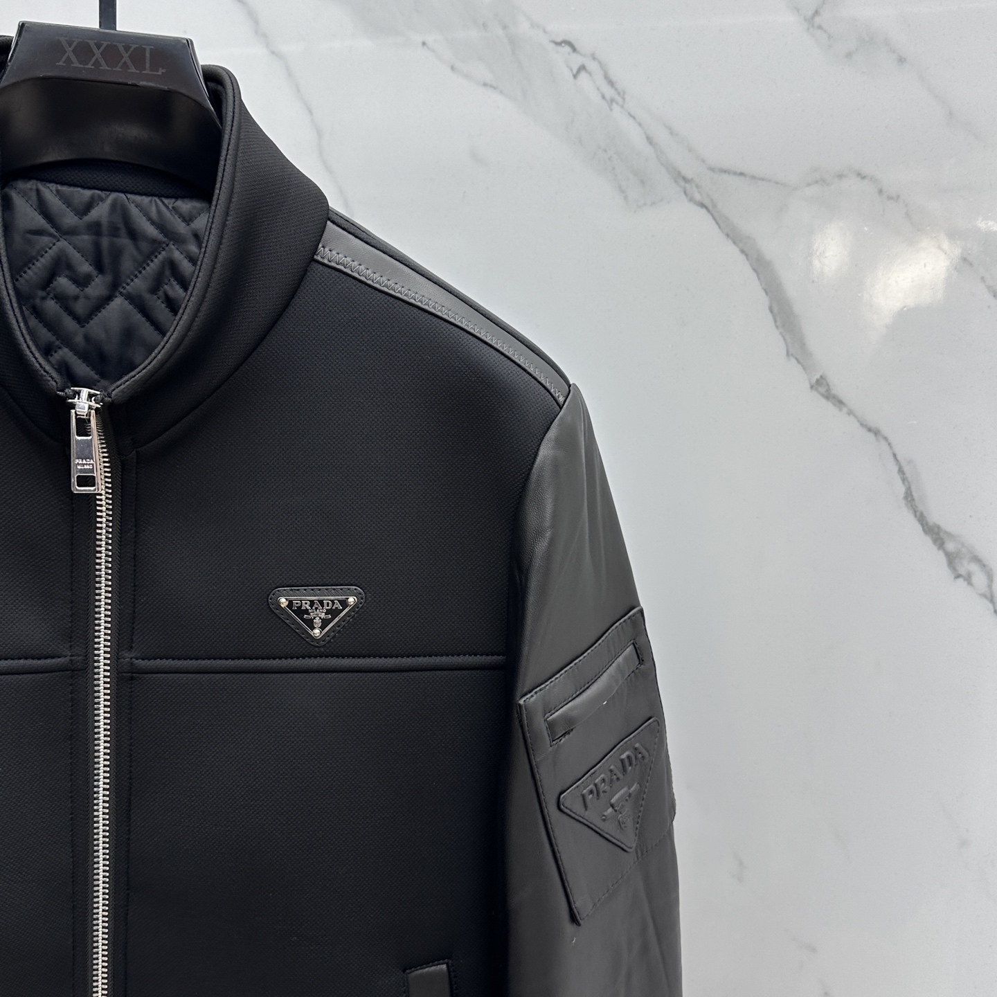 。 🆕Prada普拉达、2025。家立领款自带复古时尚情怀的一款吸睛时尚单品时尚拼皮休闲夹克，休闲中流露