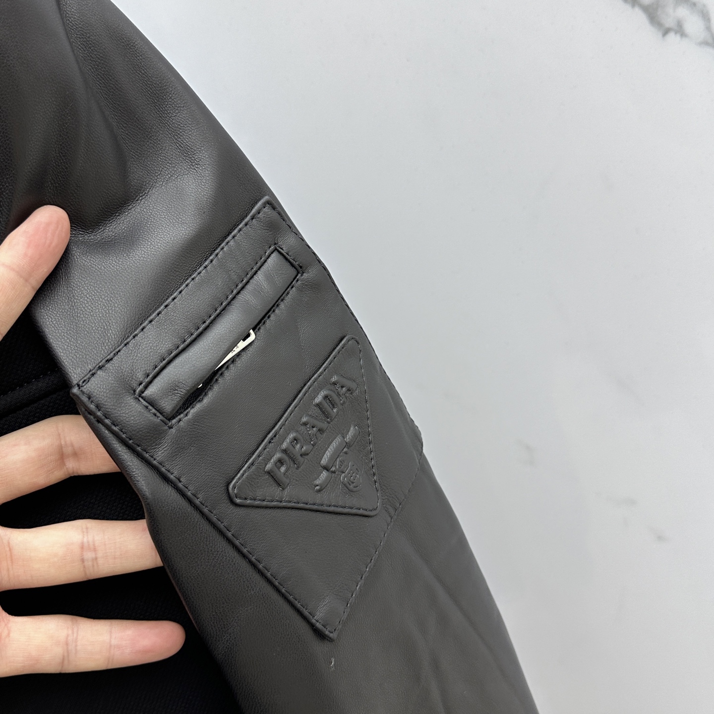 。 🆕Prada普拉达、2025。家立领款自带复古时尚情怀的一款吸睛时尚单品时尚拼皮休闲夹克，休闲中流露