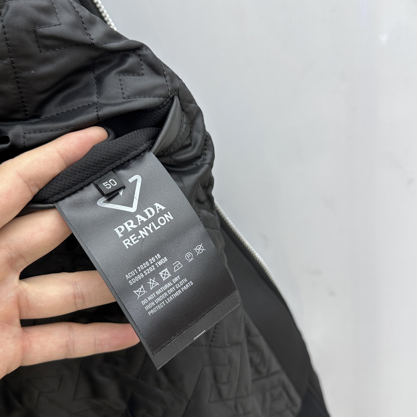 。 🆕Prada普拉达、2025。家立领款自带复古时尚情怀的一款吸睛时尚单品时尚拼皮休闲夹克，休闲中流露