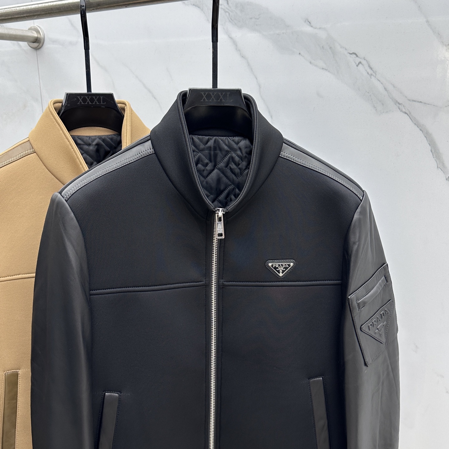 。 🆕Prada普拉达、2025。家立领款自带复古时尚情怀的一款吸睛时尚单品时尚拼皮休闲夹克，休闲中流露