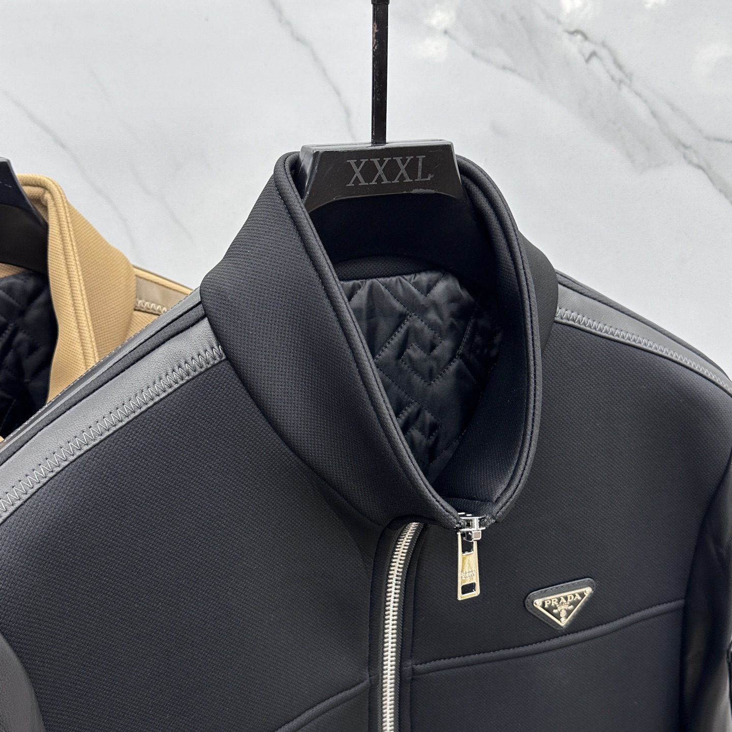 。 🆕Prada普拉达、2025。家立领款自带复古时尚情怀的一款吸睛时尚单品时尚拼皮休闲夹克，休闲中流露