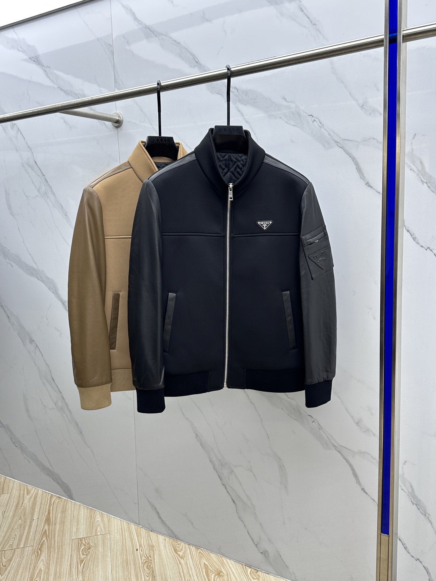 NO:566011,An eye-catching fashion item with retro fashion feelings, the Prada and P Jiali collar style is a fashionable leather casual jacket. It reveals a light and luxurious life attitude in leisure. At first glance, you can tell that you are a fashionista with strong independent opinions. Original model opening  Quilted design, imported lambskin splicing. Luxury brands often pay attention to the style and leather. This large-body fabric is made of imported sheepskin, which feels soft and delicate. It is very comfortable and soft to wear on the body. It is also in line with today's relaxed and unrestrained style, full of free and easy travel style. You will definitely love this kind of fabric splicing, so hurry up and get it!  hs code number 48-56,,prada,prada,jackets & coats,sheepskin,alexander wang19860909Prada普拉达、P家立领款自带复古时尚情怀的一款吸睛时尚单品时尚拼皮休闲夹克,休闲中流露出轻奢感的生活态度,一看就是很有主见的时髦品味大咖. 原版开模 夹棉设计,进口小羊皮拼接奢侈大牌考究往往是版型和皮料.这款大身面料是进口绵羊皮面料手感软细腻,穿在身上很舒服柔和,又符合现在的轻松不拘束,充满洒脱随行的风格.这种面料拼接穿上绝对爱了亲们抓紧入手！hs 码数48-56,,prada,prada,jackets & coats,sheepskin,alexander wang,Men's clothing