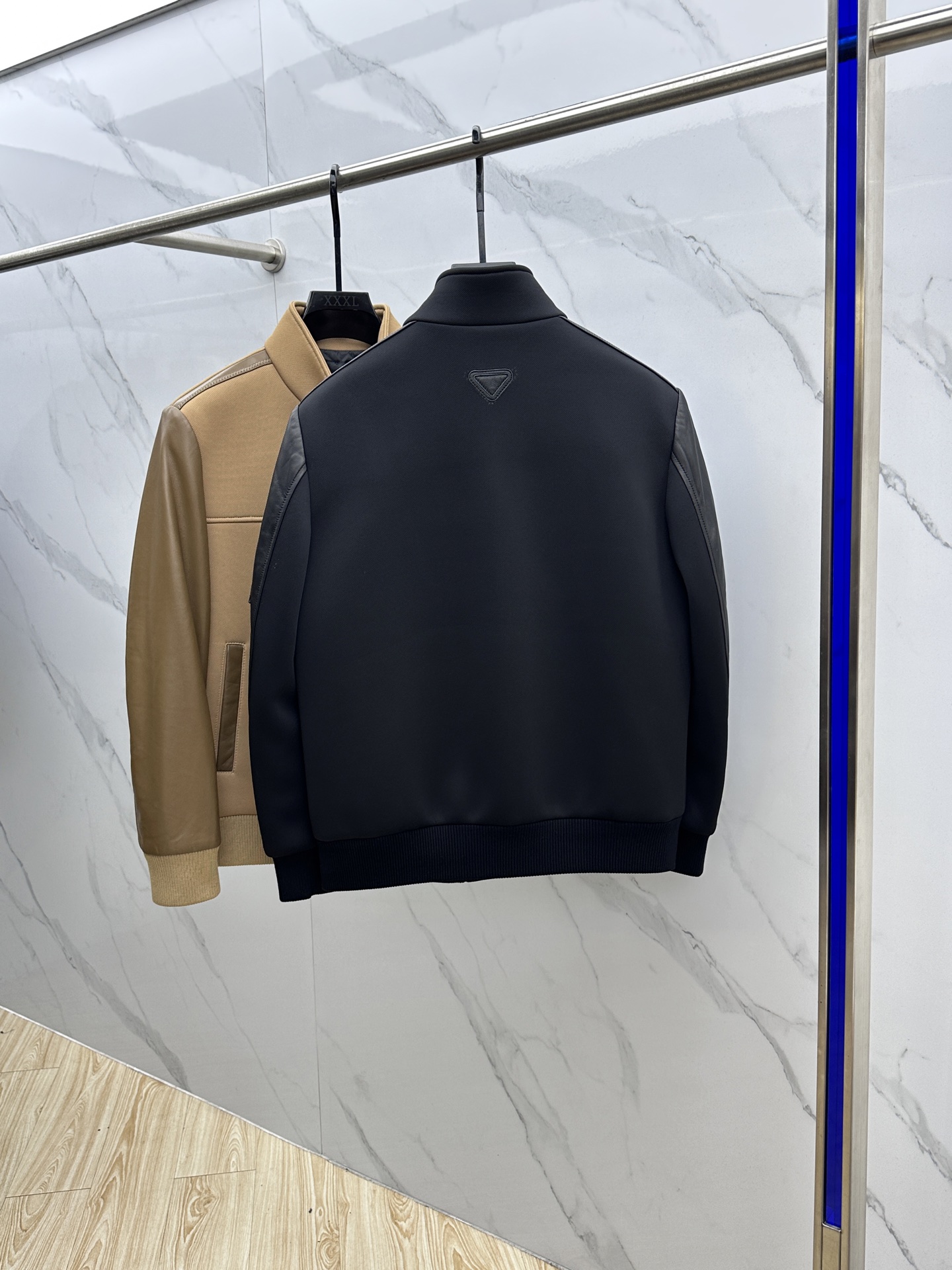 。 🆕Prada普拉达、2025。家立领款自带复古时尚情怀的一款吸睛时尚单品时尚拼皮休闲夹克，休闲中流露