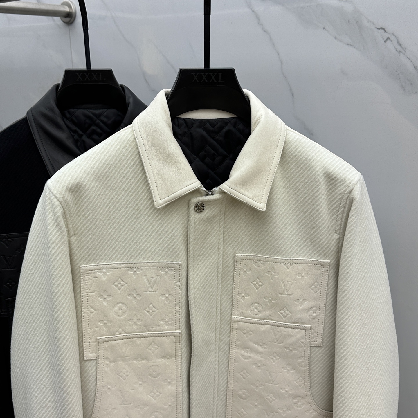 。🆕LV路易威登 2025驴家翻领款自带复古时尚情怀的一款吸睛时尚单品时尚拼皮休闲夹克，休闲中流露出轻奢