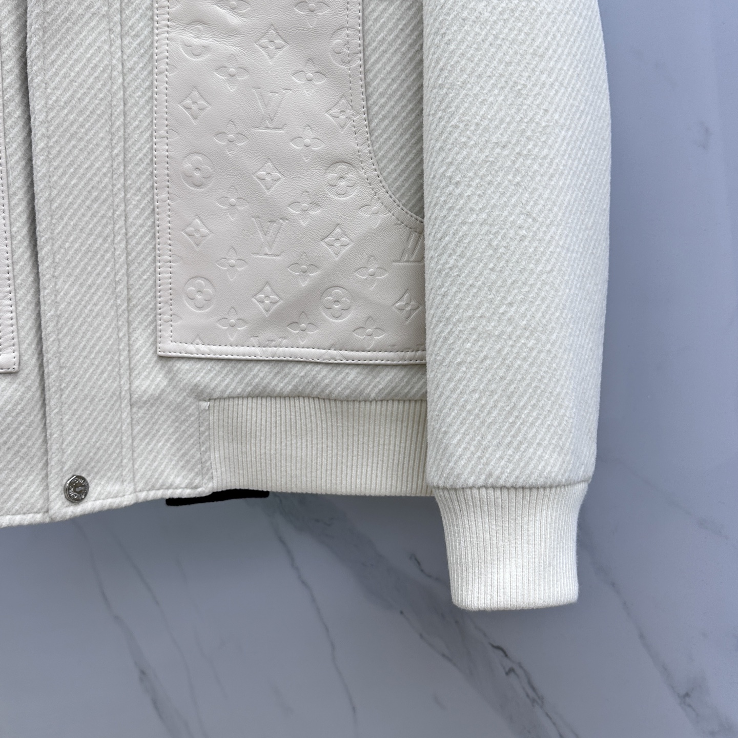 。🆕LV路易威登 2025驴家翻领款自带复古时尚情怀的一款吸睛时尚单品时尚拼皮休闲夹克，休闲中流露出轻奢