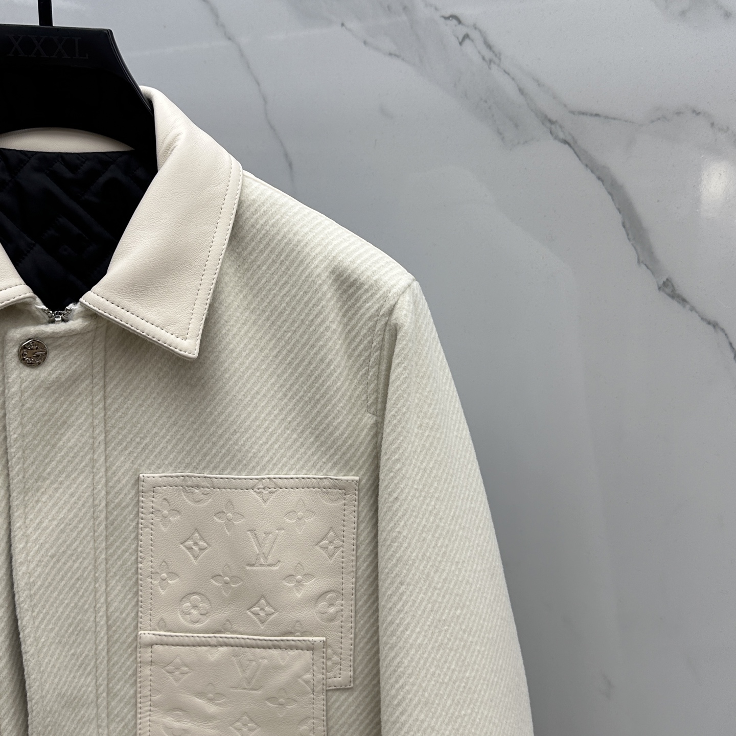 。🆕LV路易威登 2025驴家翻领款自带复古时尚情怀的一款吸睛时尚单品时尚拼皮休闲夹克，休闲中流露出轻奢