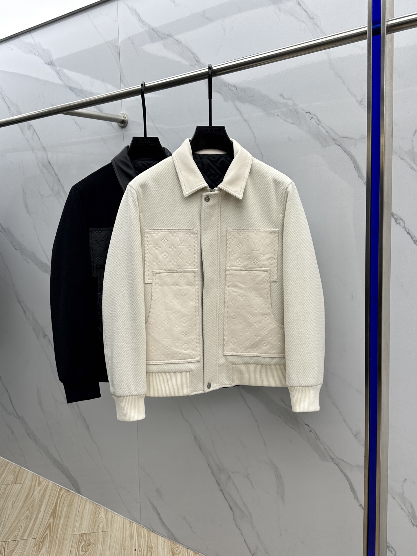 。🆕LV路易威登 2025驴家翻领款自带复古时尚情怀的一款吸睛时尚单品时尚拼皮休闲夹克，休闲中流露出轻奢