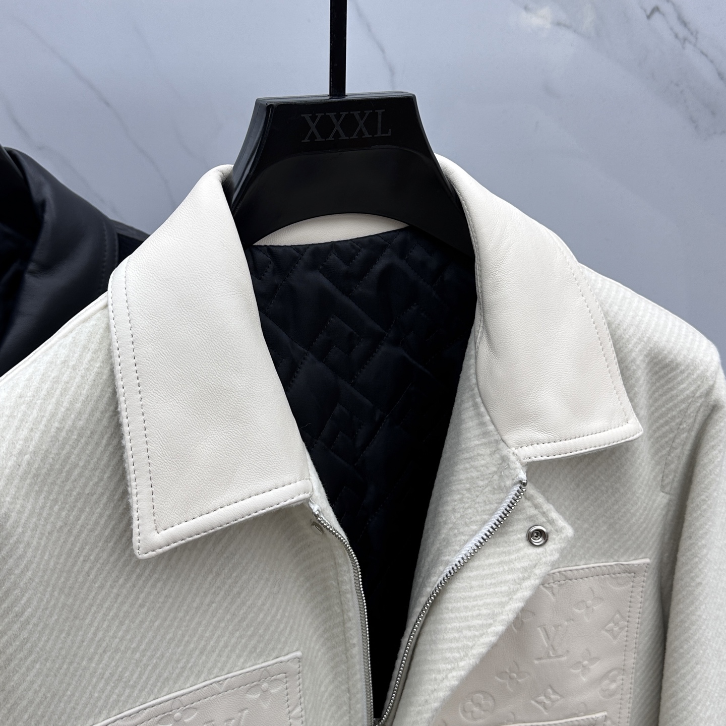 。🆕LV路易威登 2025驴家翻领款自带复古时尚情怀的一款吸睛时尚单品时尚拼皮休闲夹克，休闲中流露出轻奢