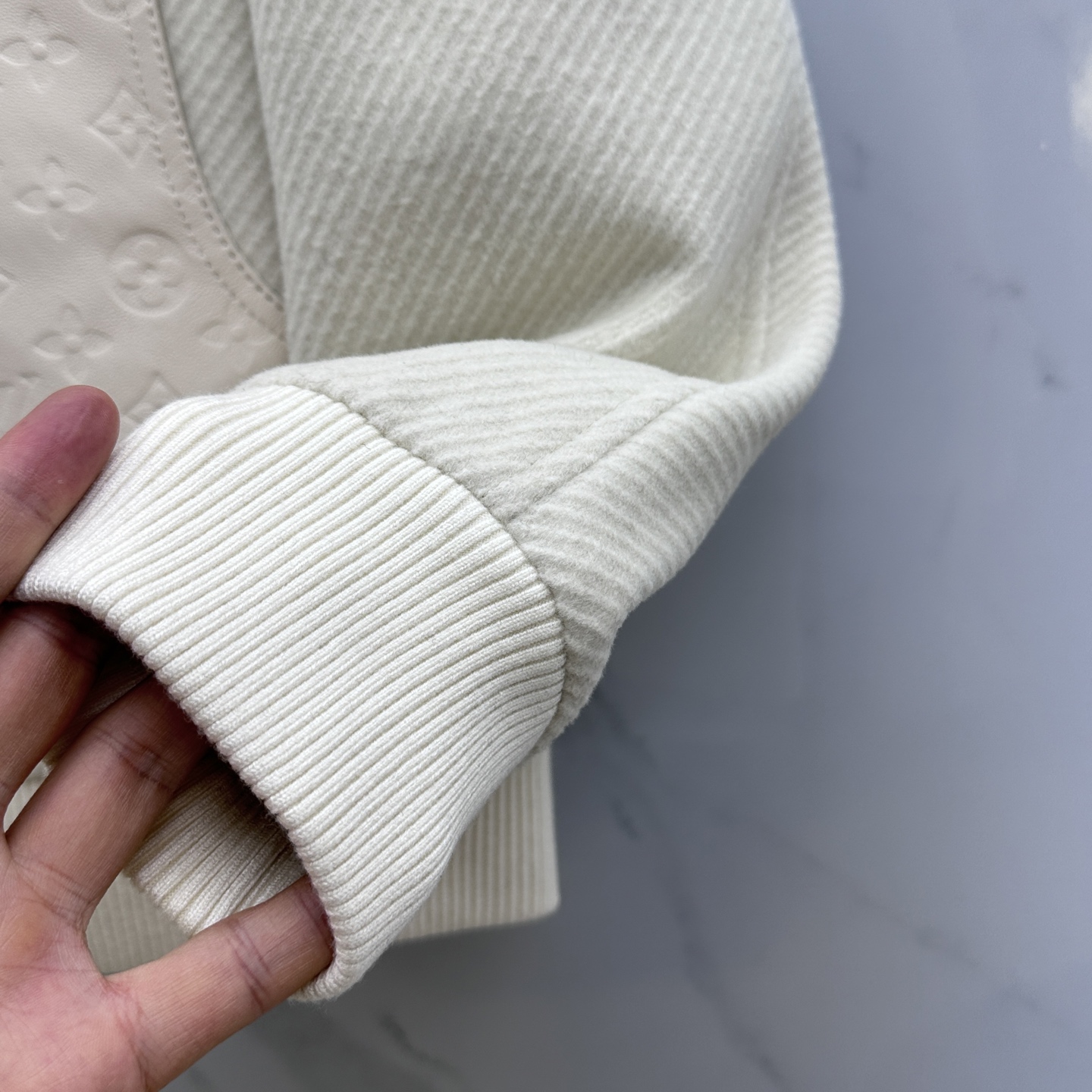 。🆕LV路易威登 2025驴家翻领款自带复古时尚情怀的一款吸睛时尚单品时尚拼皮休闲夹克，休闲中流露出轻奢