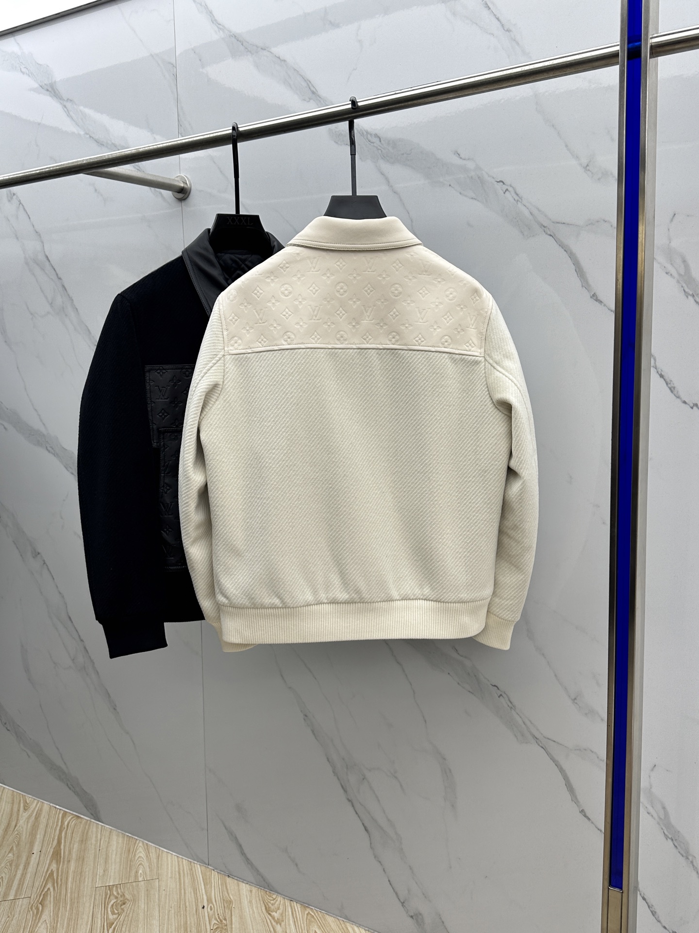 。🆕LV路易威登 2025驴家翻领款自带复古时尚情怀的一款吸睛时尚单品时尚拼皮休闲夹克，休闲中流露出轻奢