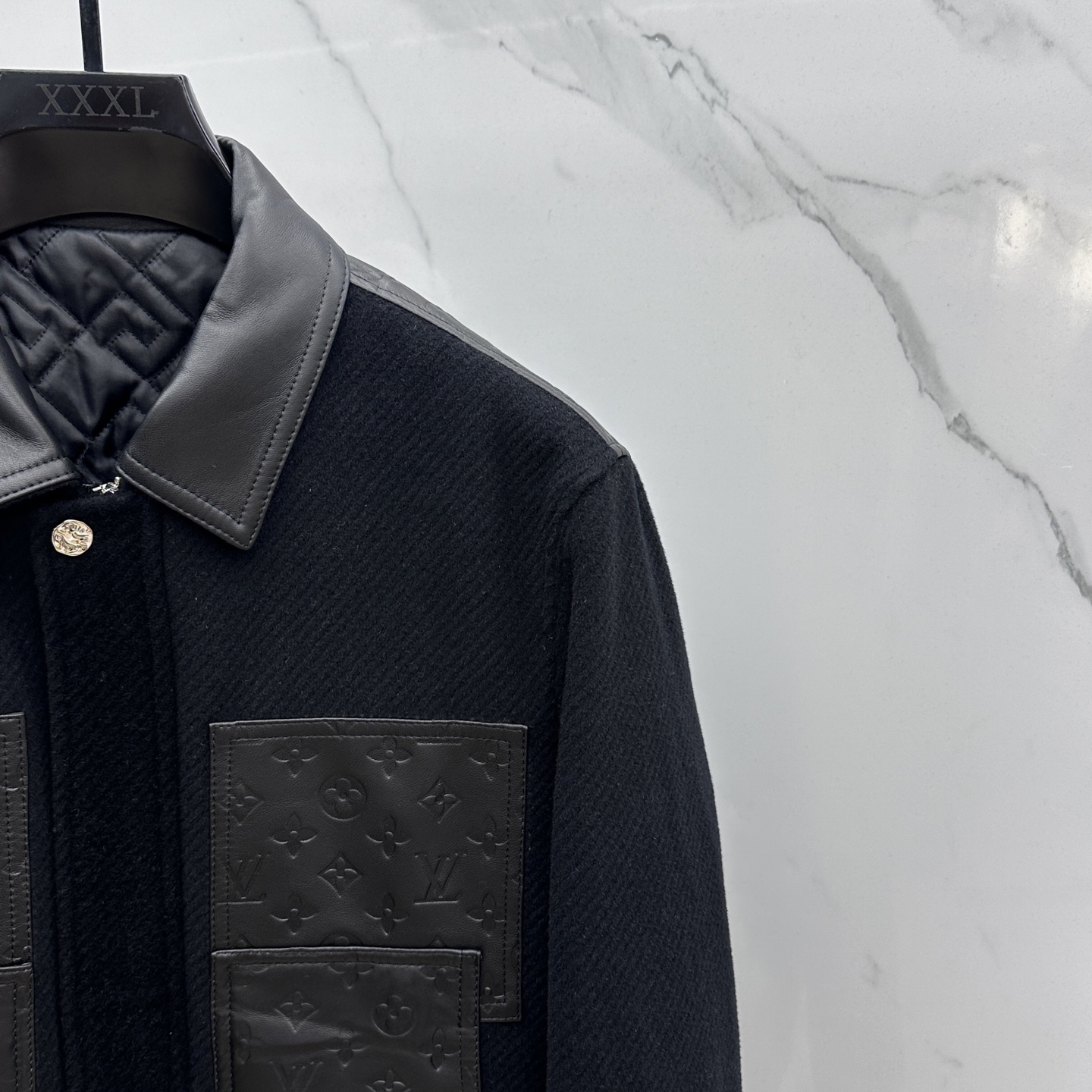 。🆕LV路易威登 2025驴家翻领款自带复古时尚情怀的一款吸睛时尚单品时尚拼皮休闲夹克，休闲中流露出轻奢