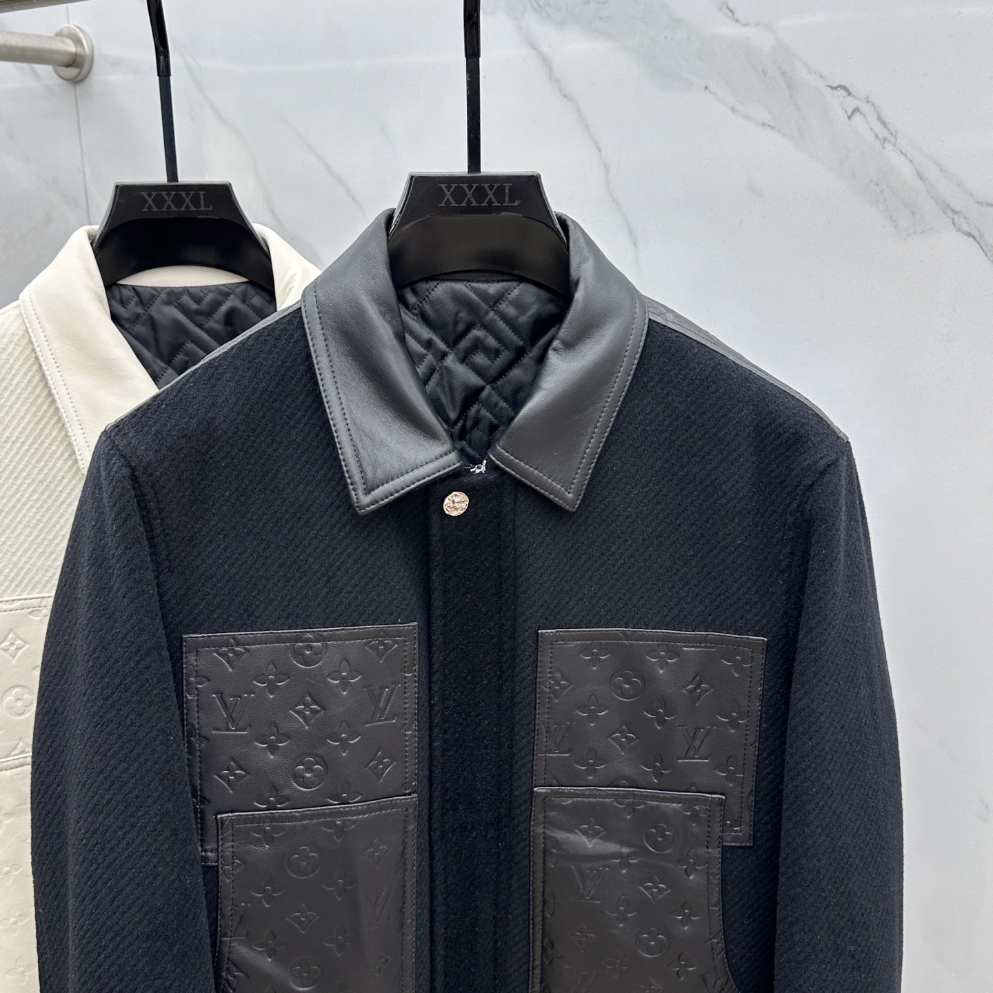 。🆕LV路易威登 2025驴家翻领款自带复古时尚情怀的一款吸睛时尚单品时尚拼皮休闲夹克，休闲中流露出轻奢