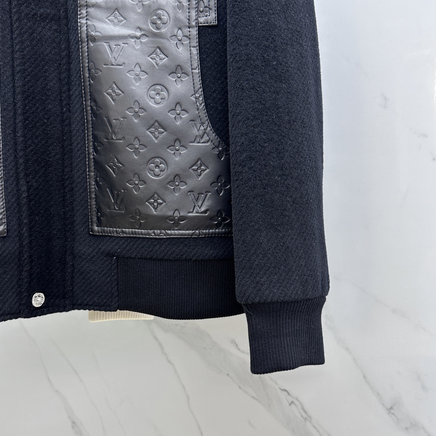 。🆕LV路易威登 2025驴家翻领款自带复古时尚情怀的一款吸睛时尚单品时尚拼皮休闲夹克，休闲中流露出轻奢