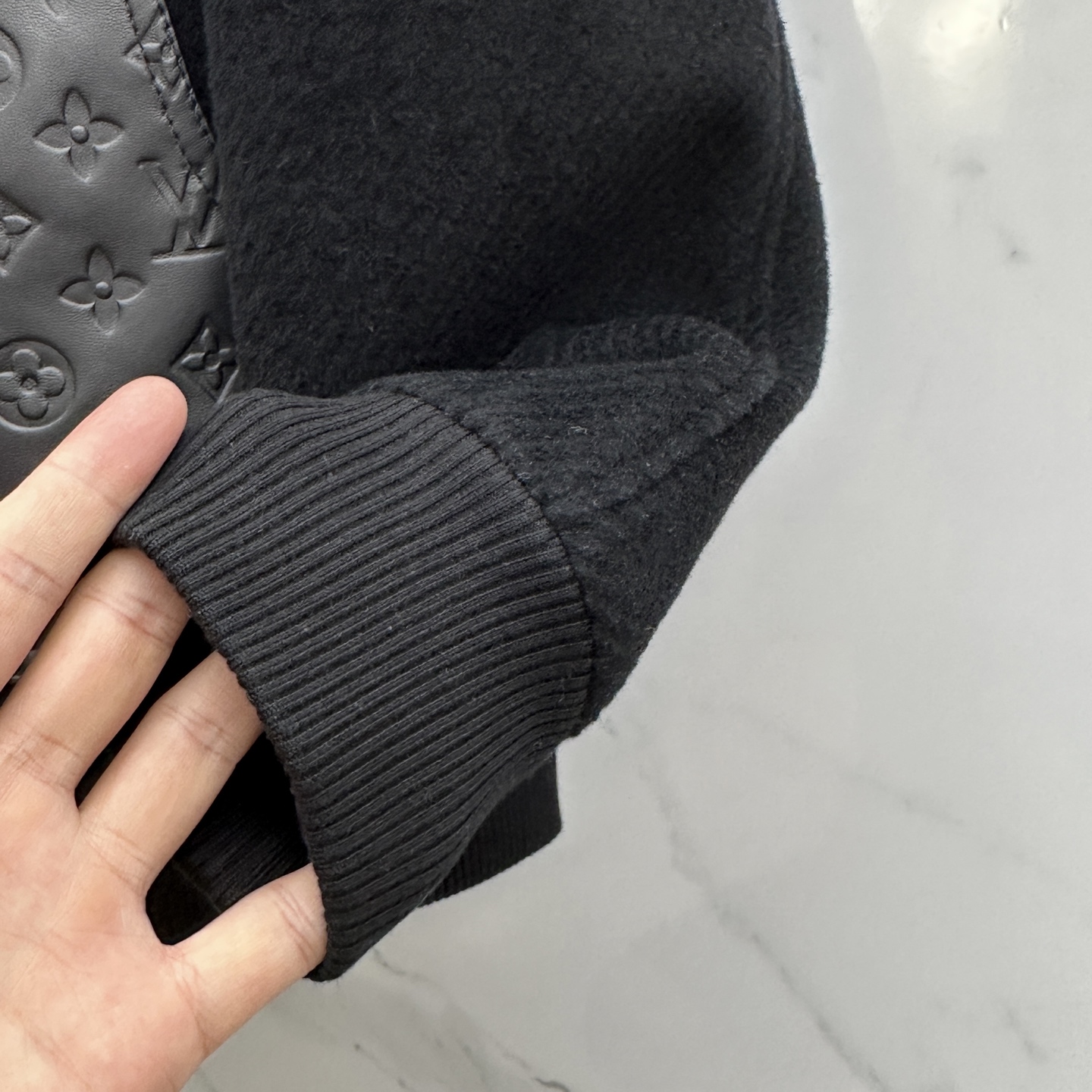 。🆕LV路易威登 2025驴家翻领款自带复古时尚情怀的一款吸睛时尚单品时尚拼皮休闲夹克，休闲中流露出轻奢