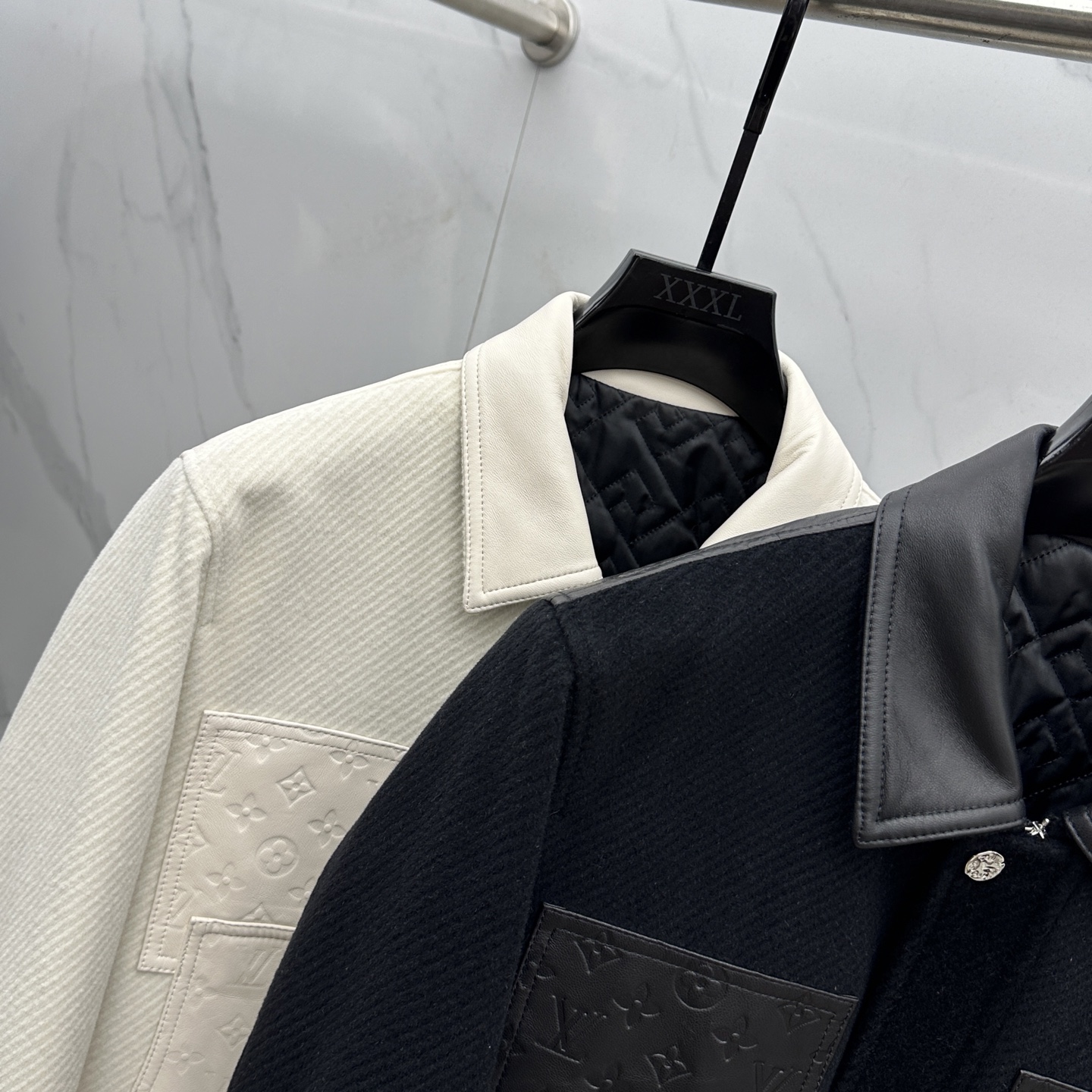 。🆕LV路易威登 2025驴家翻领款自带复古时尚情怀的一款吸睛时尚单品时尚拼皮休闲夹克，休闲中流露出轻奢