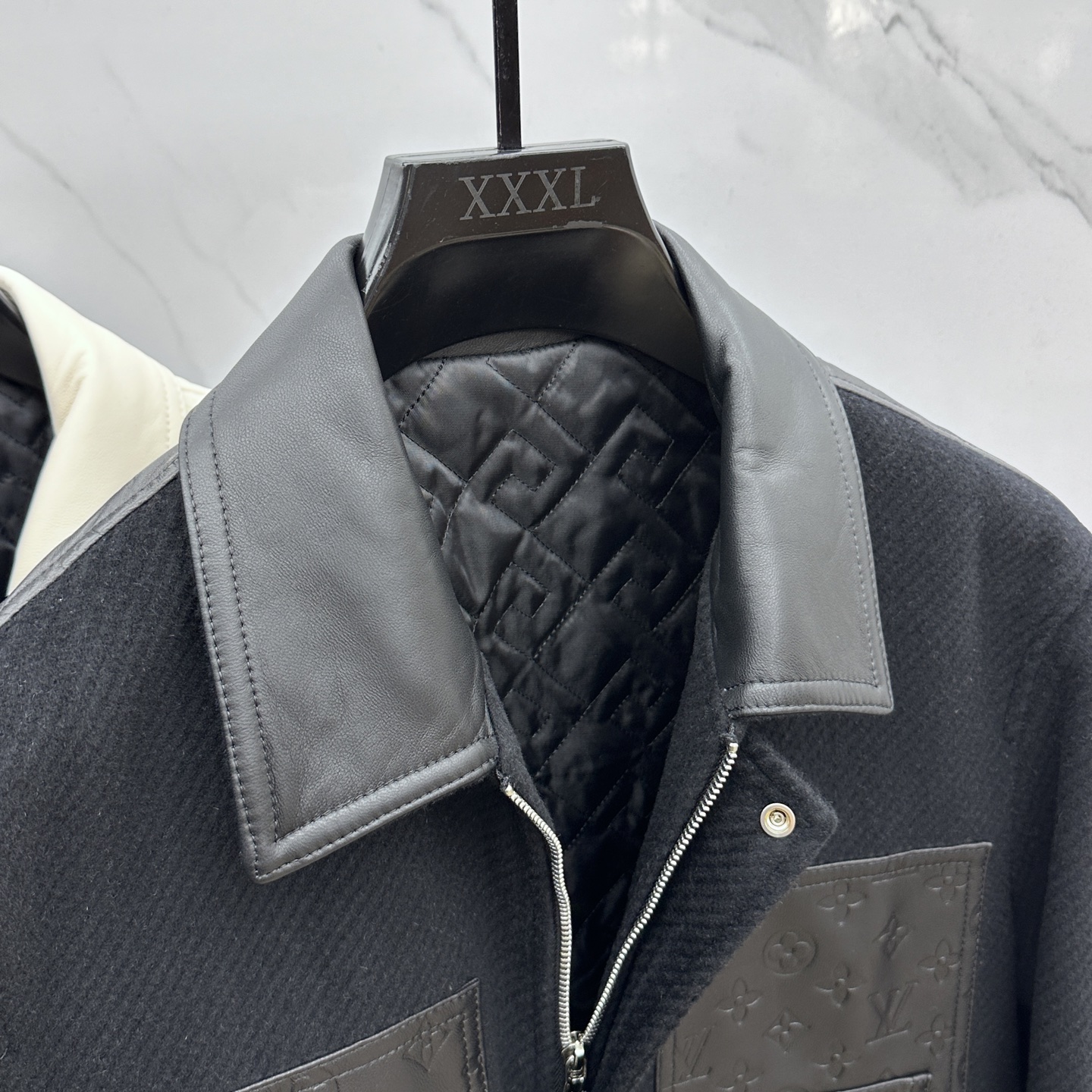 。🆕LV路易威登 2025驴家翻领款自带复古时尚情怀的一款吸睛时尚单品时尚拼皮休闲夹克，休闲中流露出轻奢