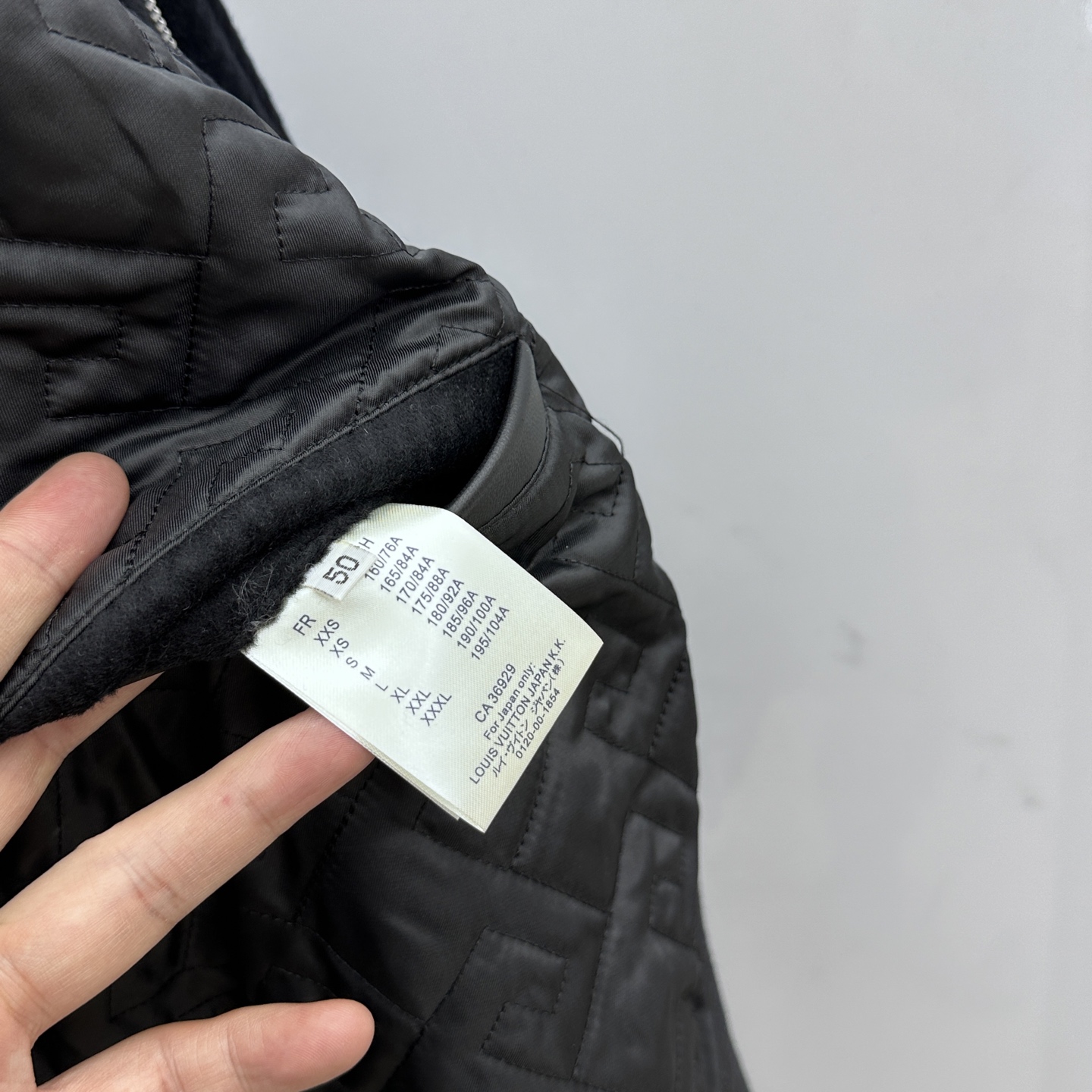 。🆕LV路易威登 2025驴家翻领款自带复古时尚情怀的一款吸睛时尚单品时尚拼皮休闲夹克，休闲中流露出轻奢