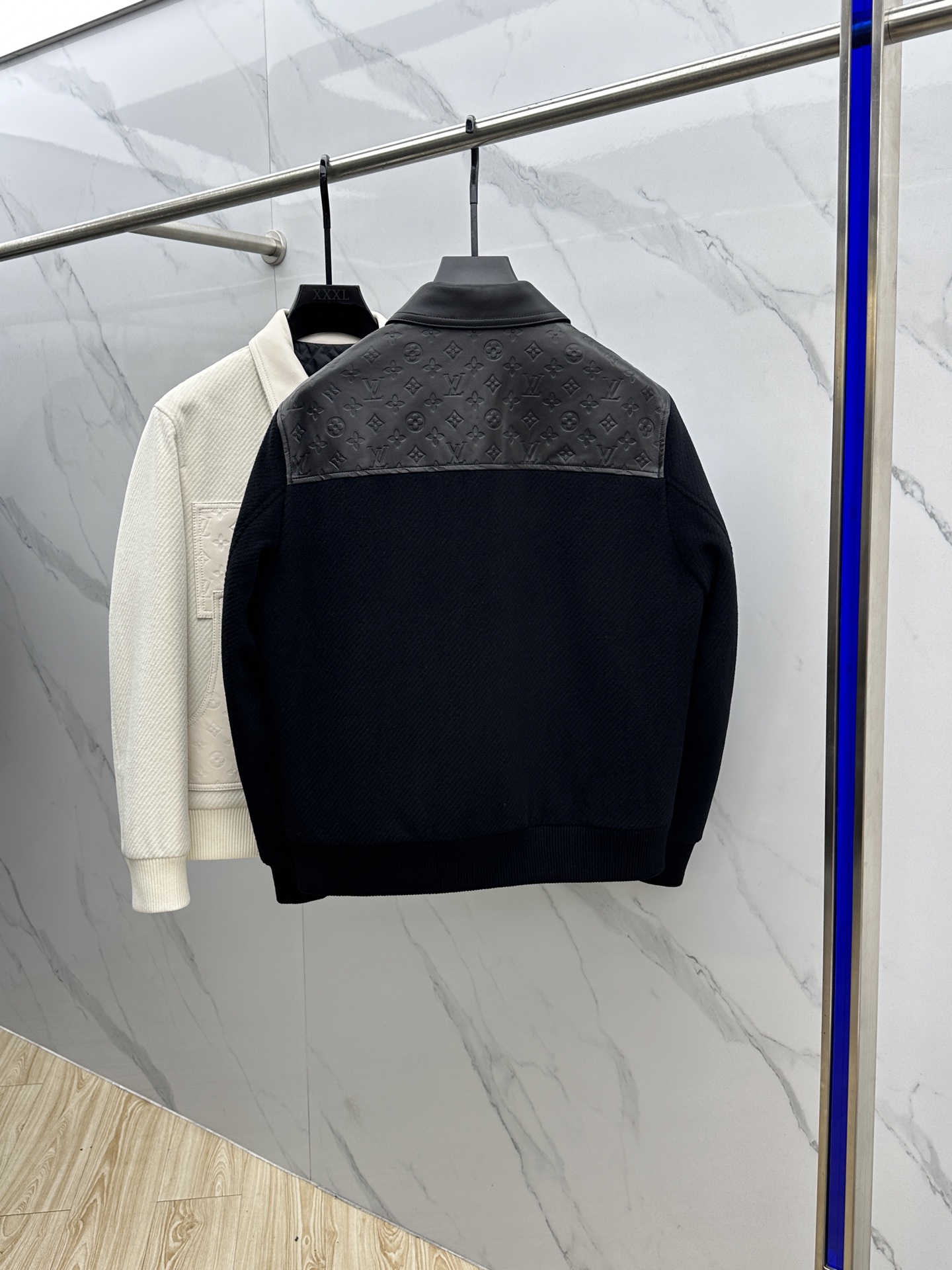 。🆕LV路易威登 2025驴家翻领款自带复古时尚情怀的一款吸睛时尚单品时尚拼皮休闲夹克，休闲中流露出轻奢