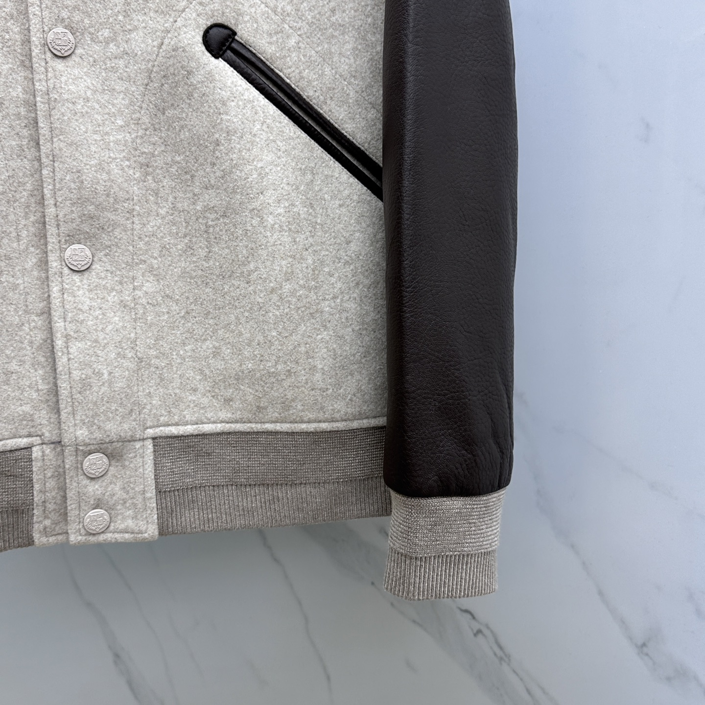 。🆕lP🆕男士真皮拼接毛呢休闲棒球服。洋行贸易货，重磅级臻品，殿堂级品鉴尤物。棒球领常规的版型，简约设计