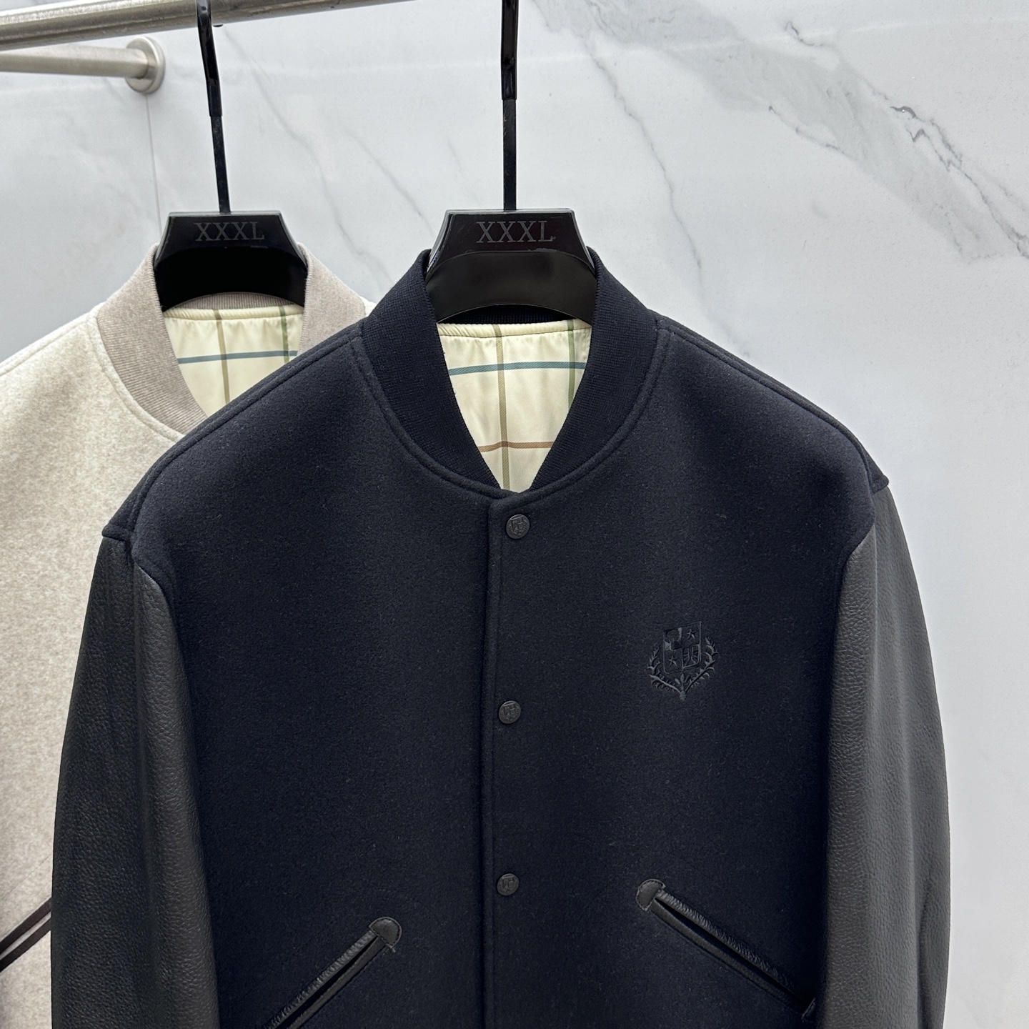 。 🆕lP🆕男士真皮拼接毛呢休闲棒球服。洋行贸易货，重磅级臻品，殿堂级品鉴尤物。棒球领常规的版型，简约设