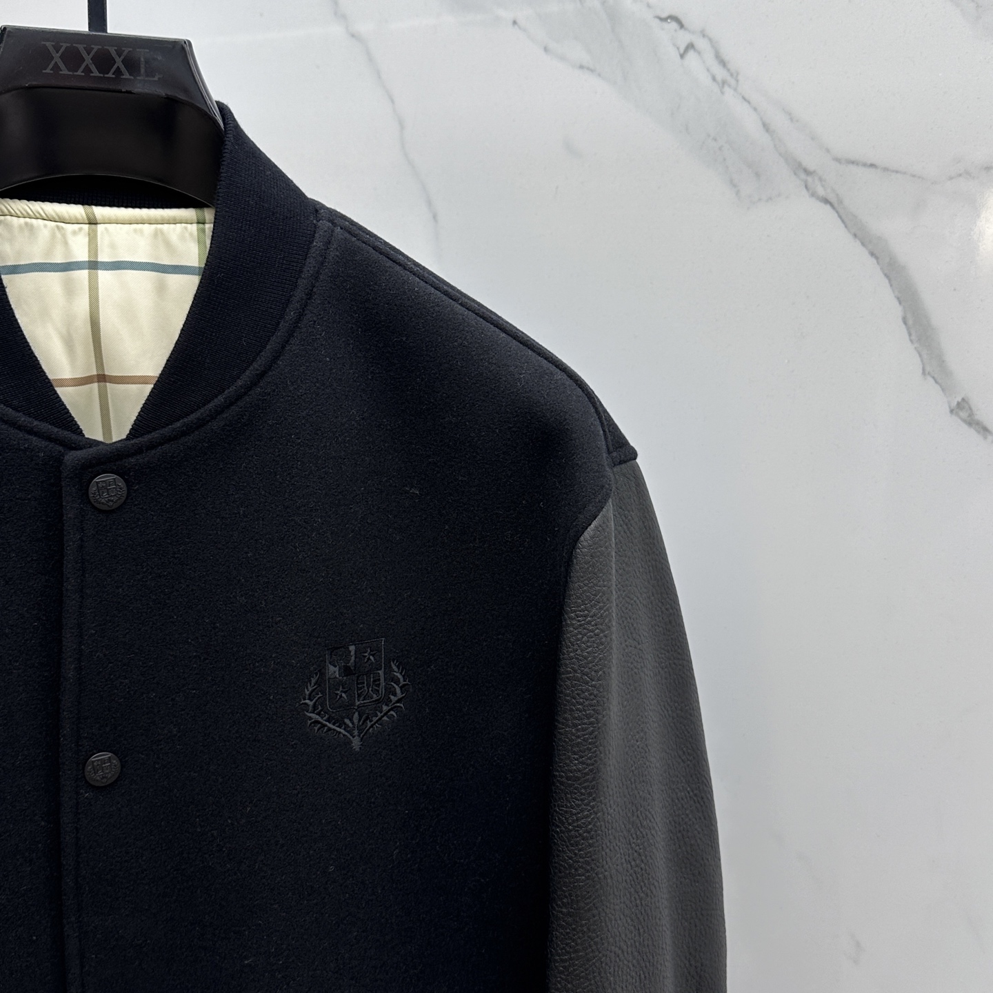 。 🆕lP🆕男士真皮拼接毛呢休闲棒球服。洋行贸易货，重磅级臻品，殿堂级品鉴尤物。棒球领常规的版型，简约设